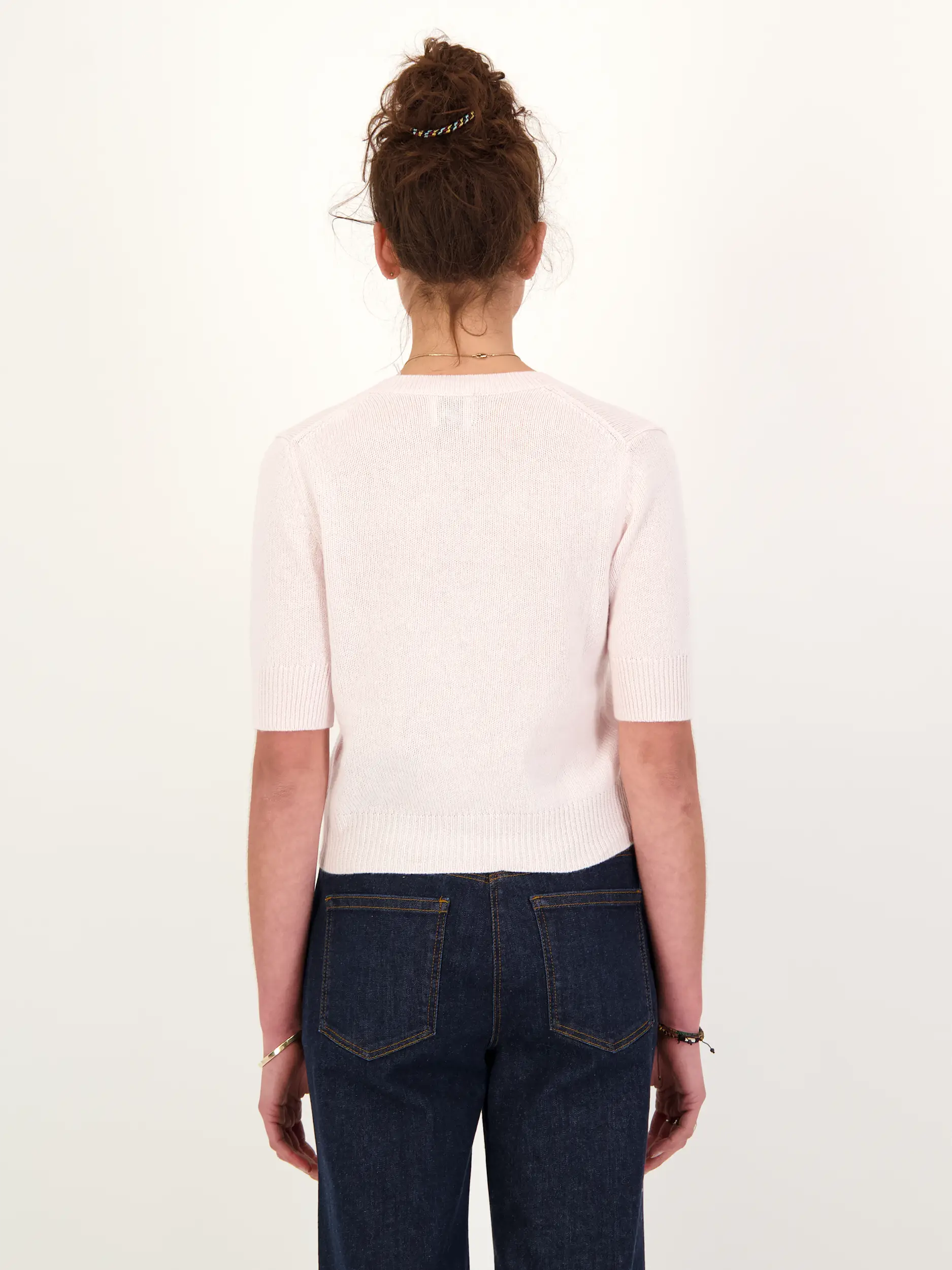 Strickjacke aus Kaschmir kurzarm - Artikel Rückseite getragen von einem Modell - Farbe: Rosa&Pink