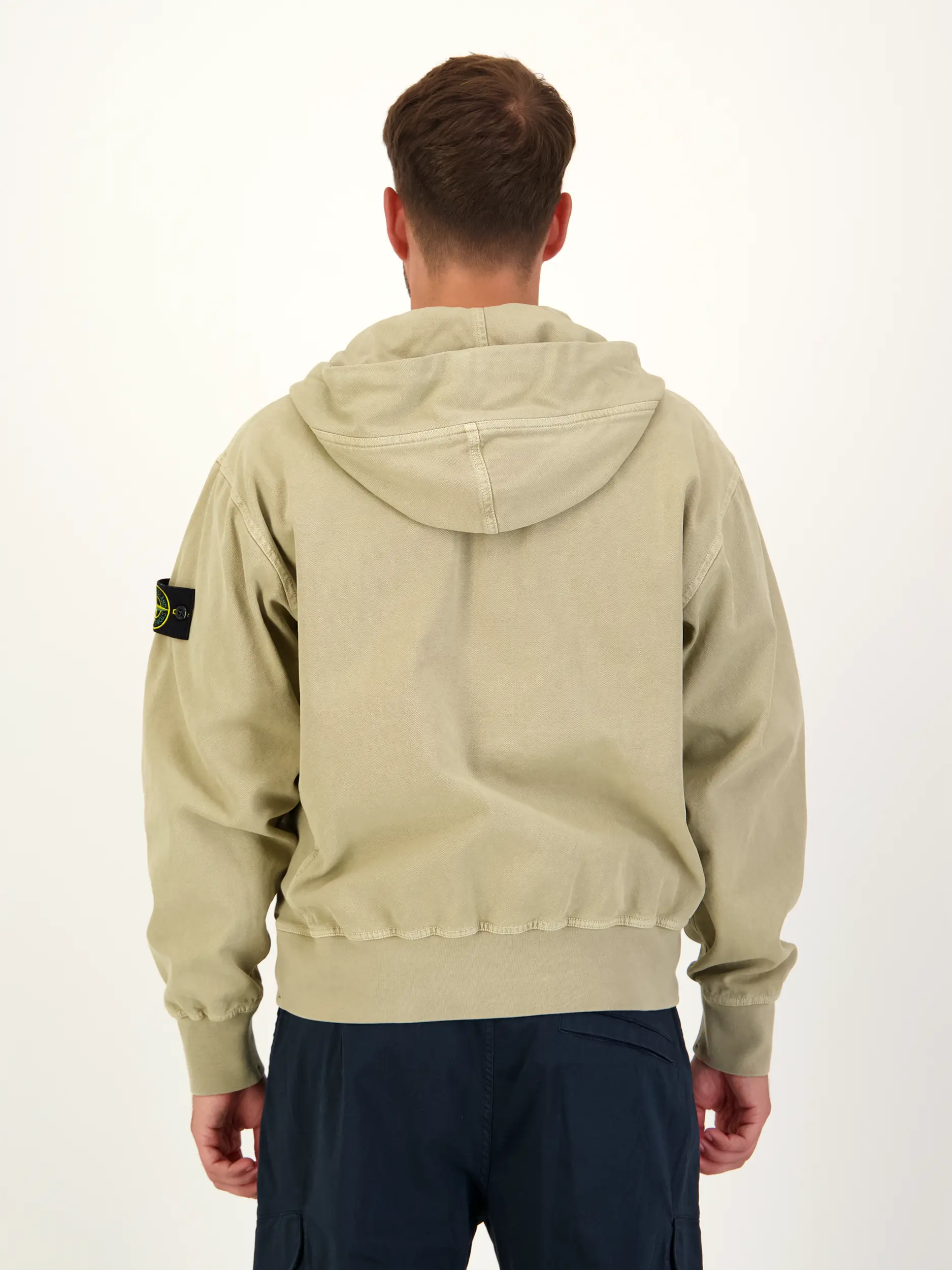 Jacke mit Kapuze - Artikel Rückseite getragen von einem Modell