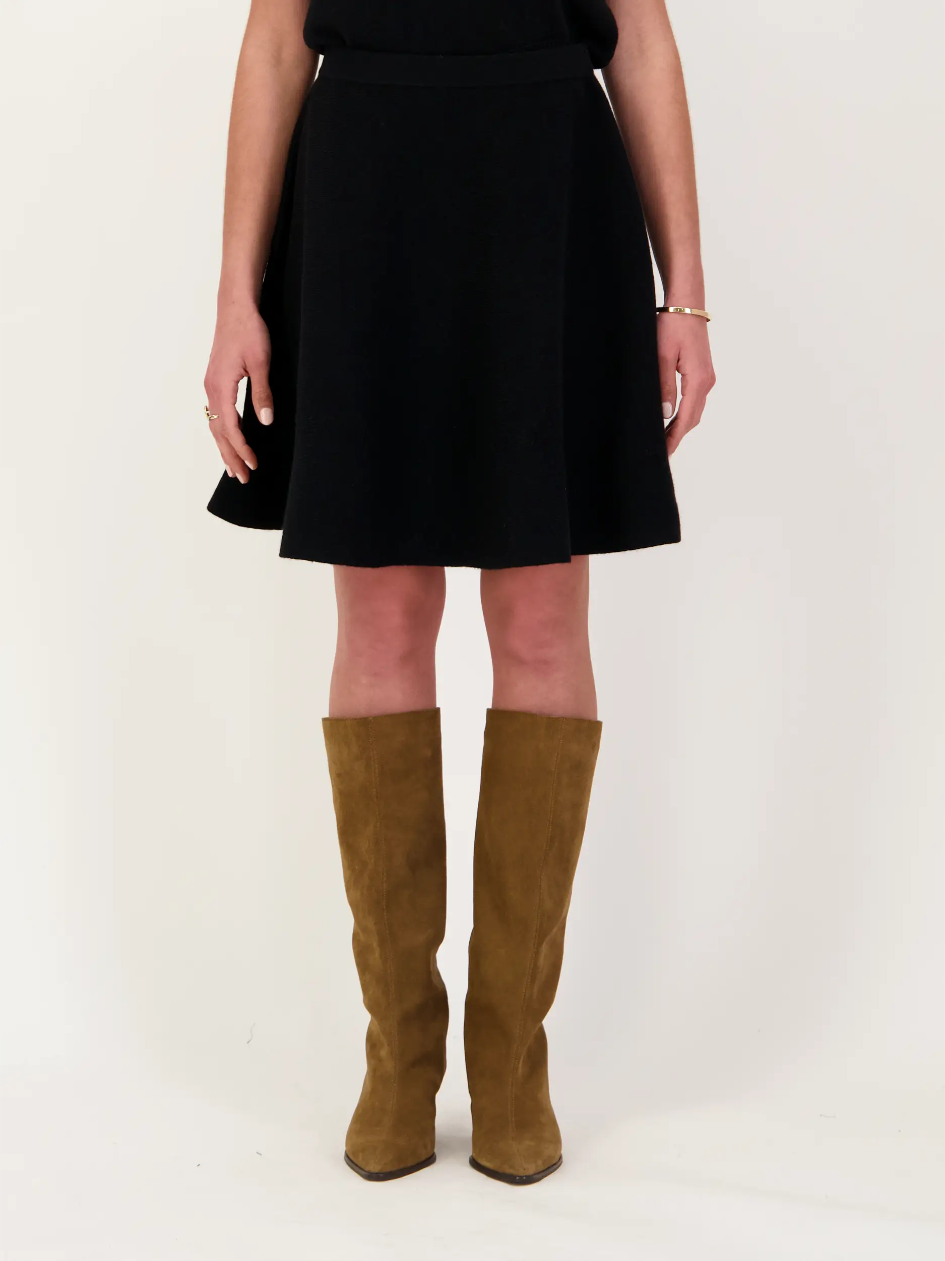 Mini Wollrock - Artikel Vorderseite getragen von einem Modell - Farbe: Schwarz