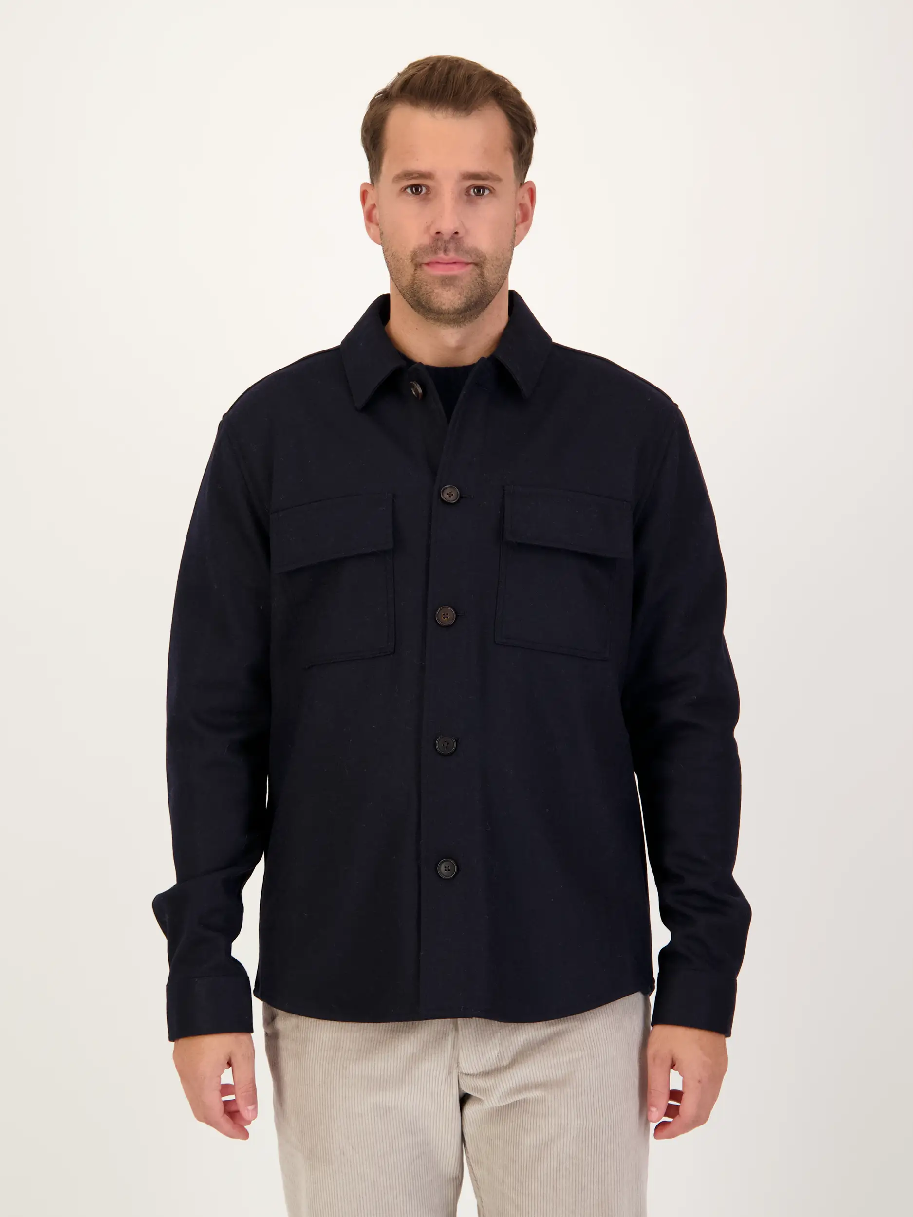 Overshirt aus Woll-Mix - Artikel Vorderseite getragen von einem Modell - Farbe: Blau