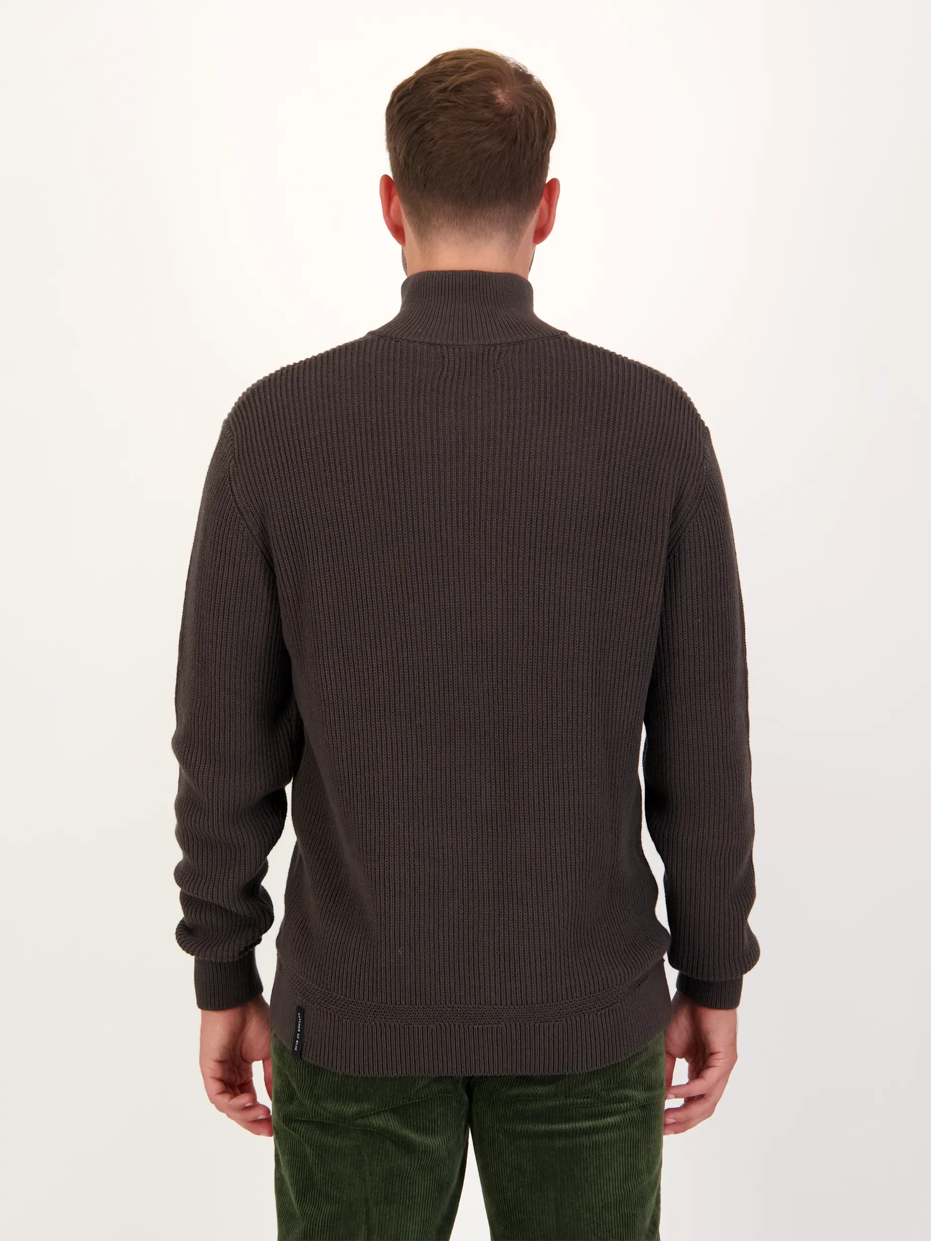 Gerippter Pullover langarm - Artikel Rückseite getragen von einem Modell - Farbe: Braun