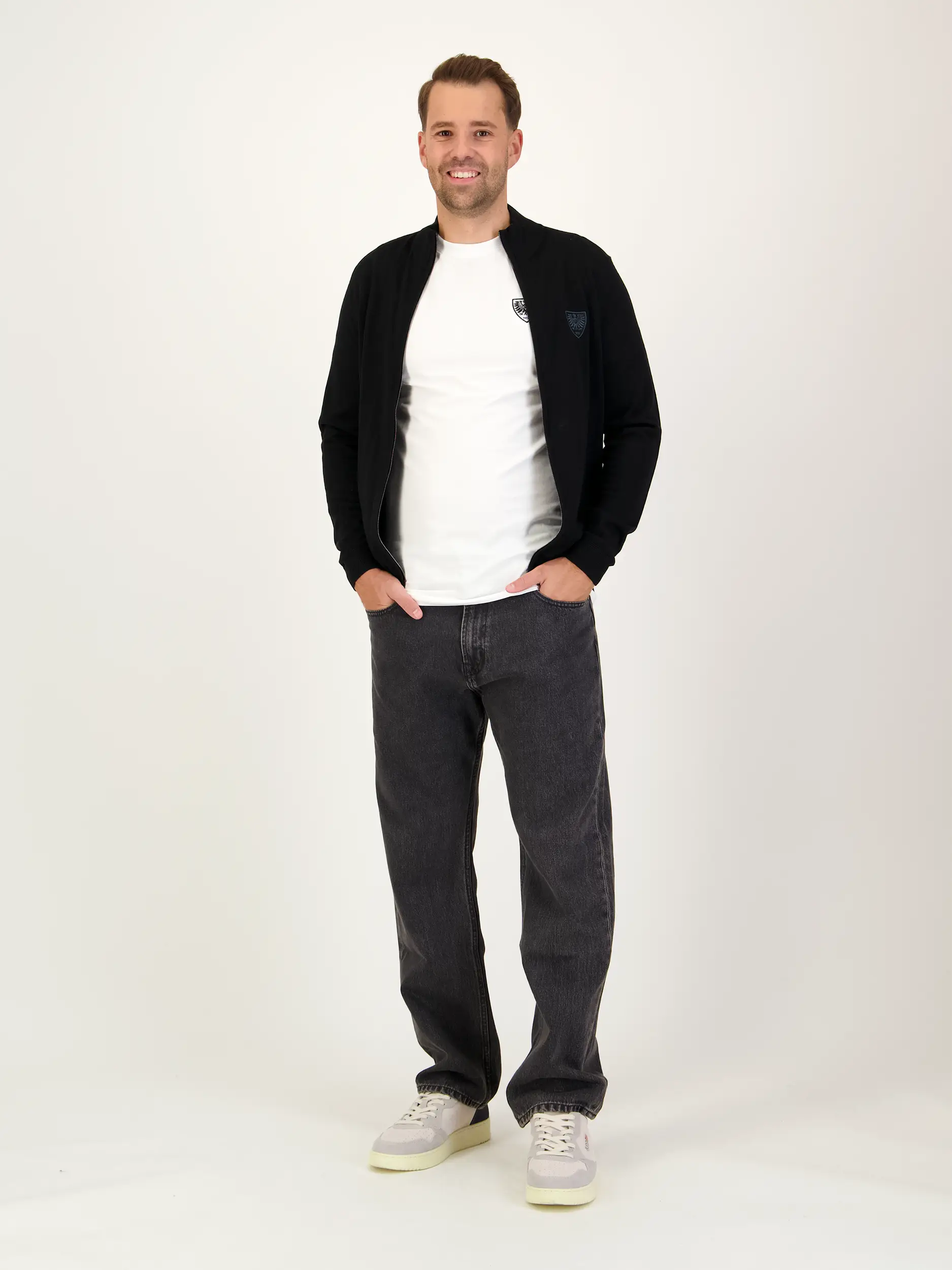 Preußen Münster T-Shirt 'Anton' - Artikel Teil eines Outfits getragen von einem Modell - Farbe: Weiß