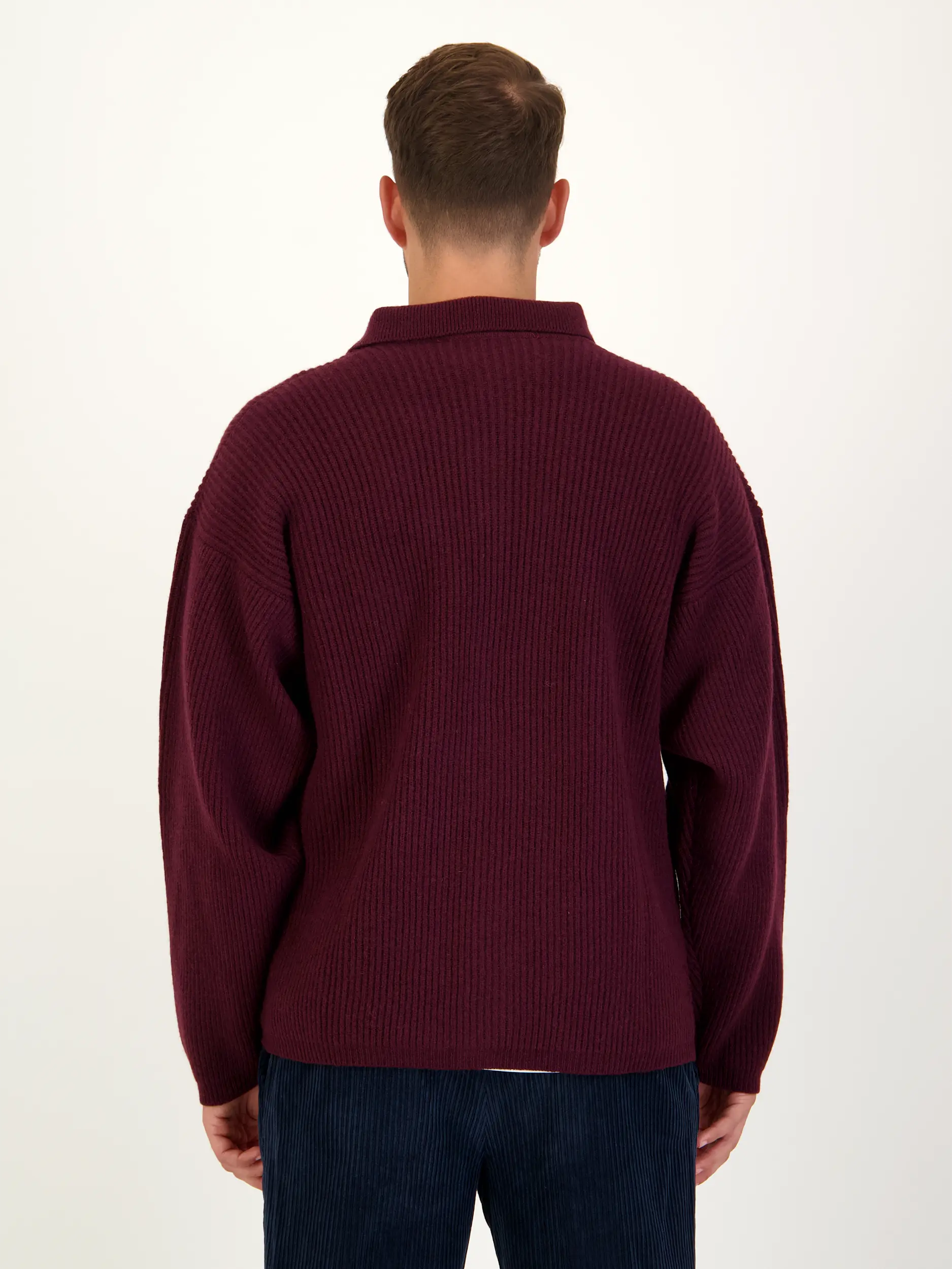 Strickjacke aus Kaschmir-Woll-Mix - Artikel Rückseite getragen von einem Modell - Farbe: Violett