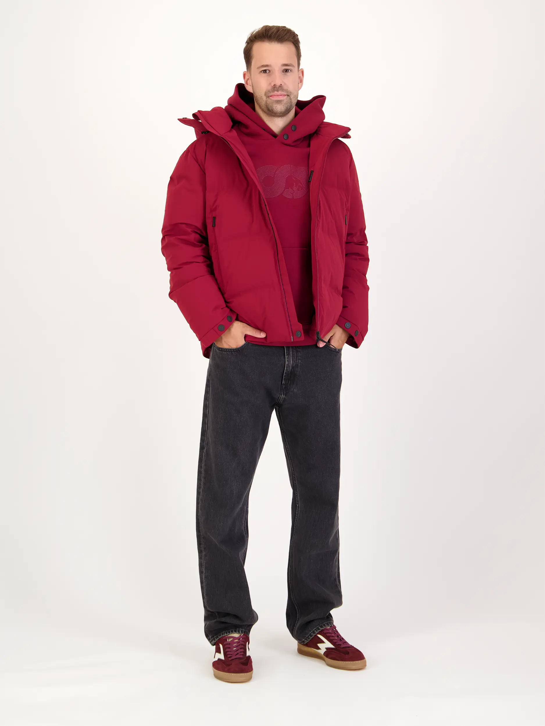 Wasserabweisende Daunenjacke 'Odoru' - Artikel Teil eines Outfits getragen von einem Modell - Farbe: Rot