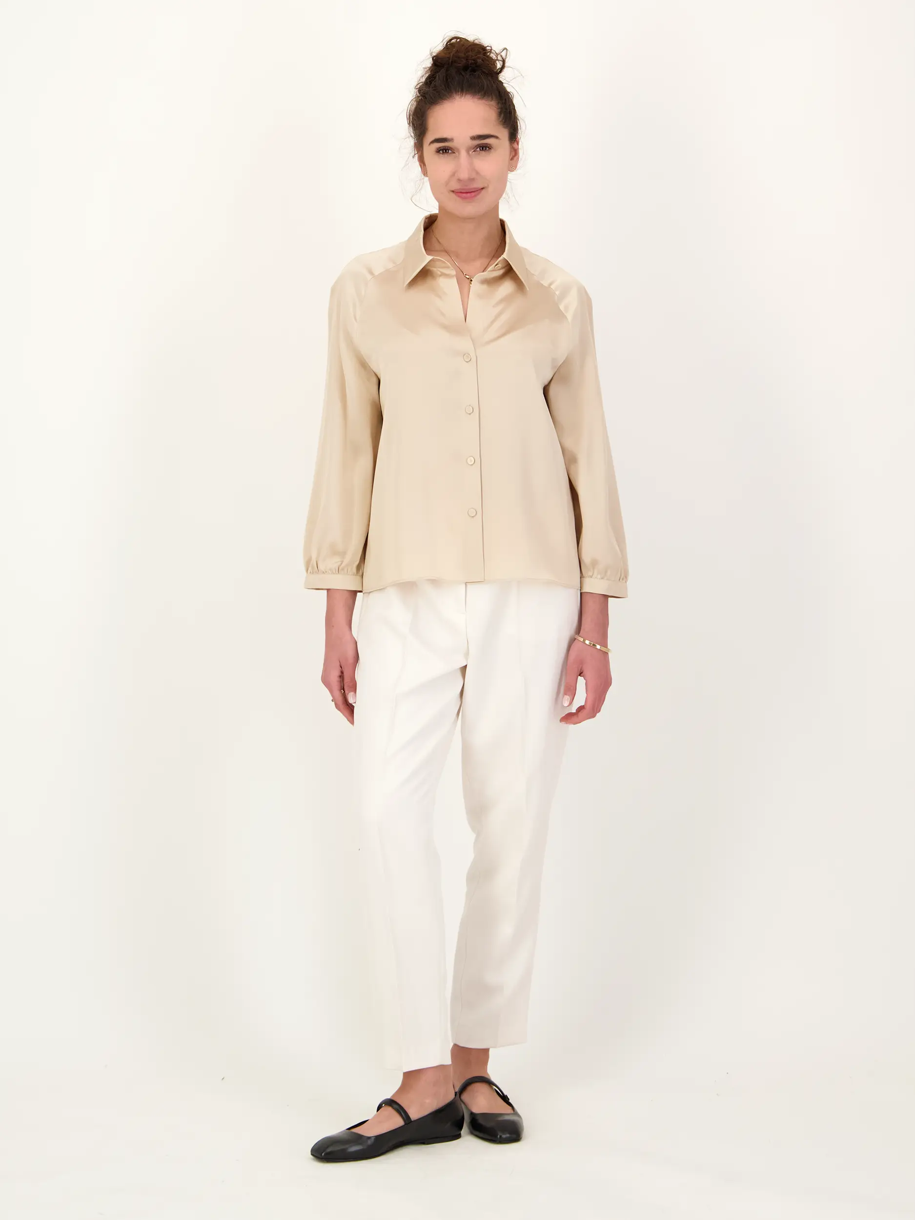 Seidenbluse langarm - Artikel Teil eines Outfits getragen von einem Modell - Farbe: Braun