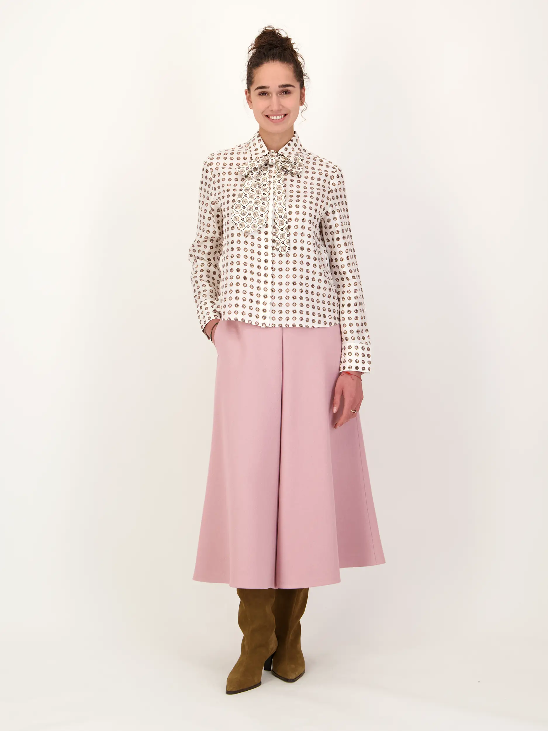 Gemusterte Schluppennbluse 'Graphic Dreams' aus Seide langarm - Artikel Teil eines Outfits getragen von einem Modell - Farbe: Creme