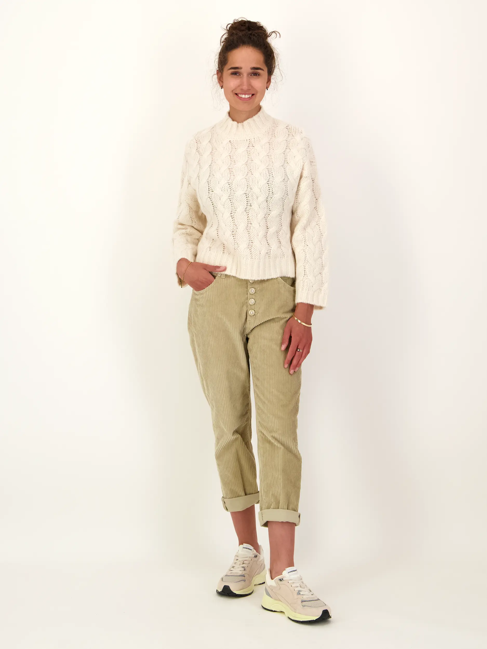 Pullover aus Kaschmir langarm - Artikel Teil eines Outfits getragen von einem Modell