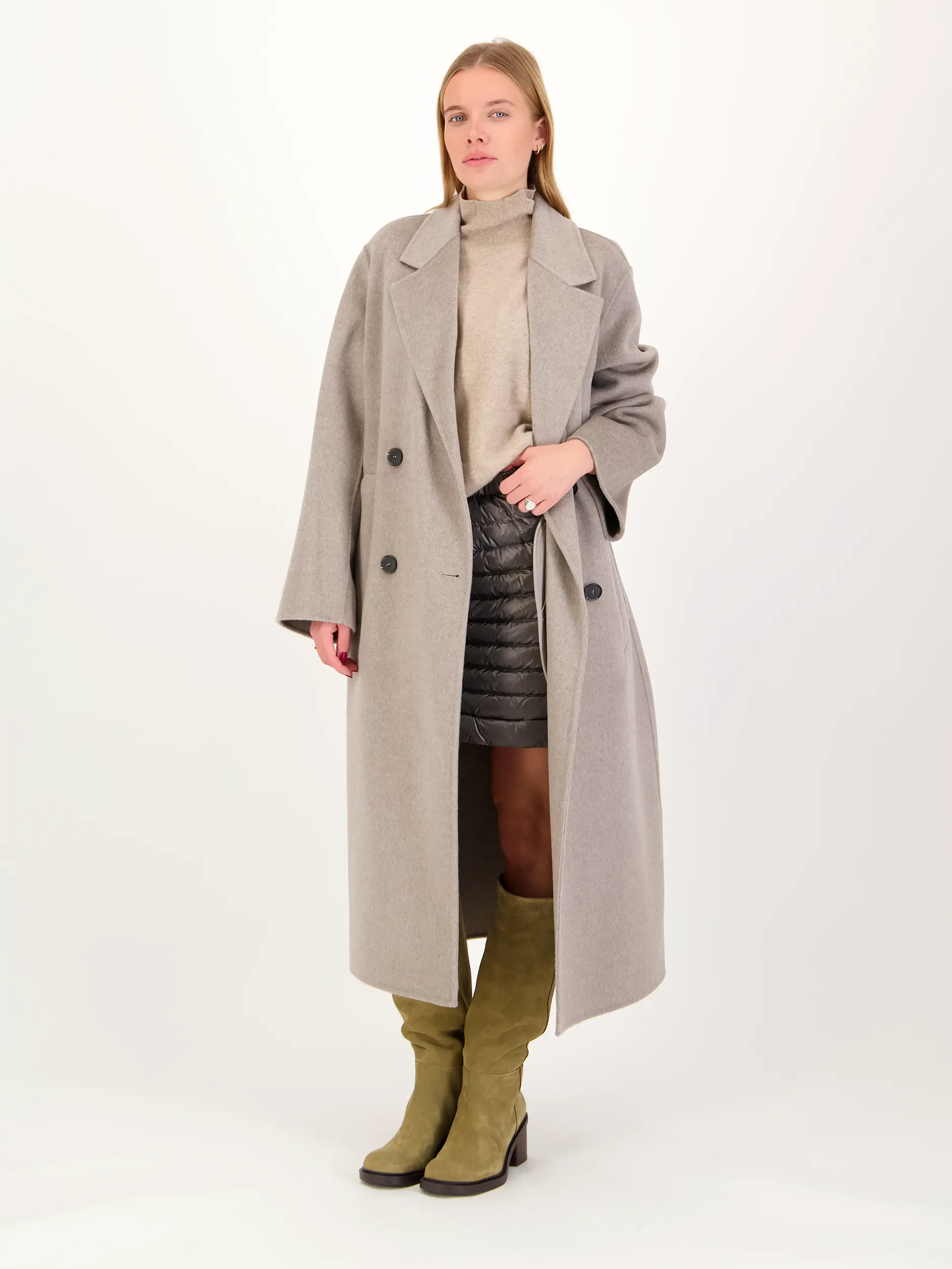 Pullover aus Kaschmir langarm - Artikel Teil eines Outfits getragen von einem Modell - Farbe: Beige