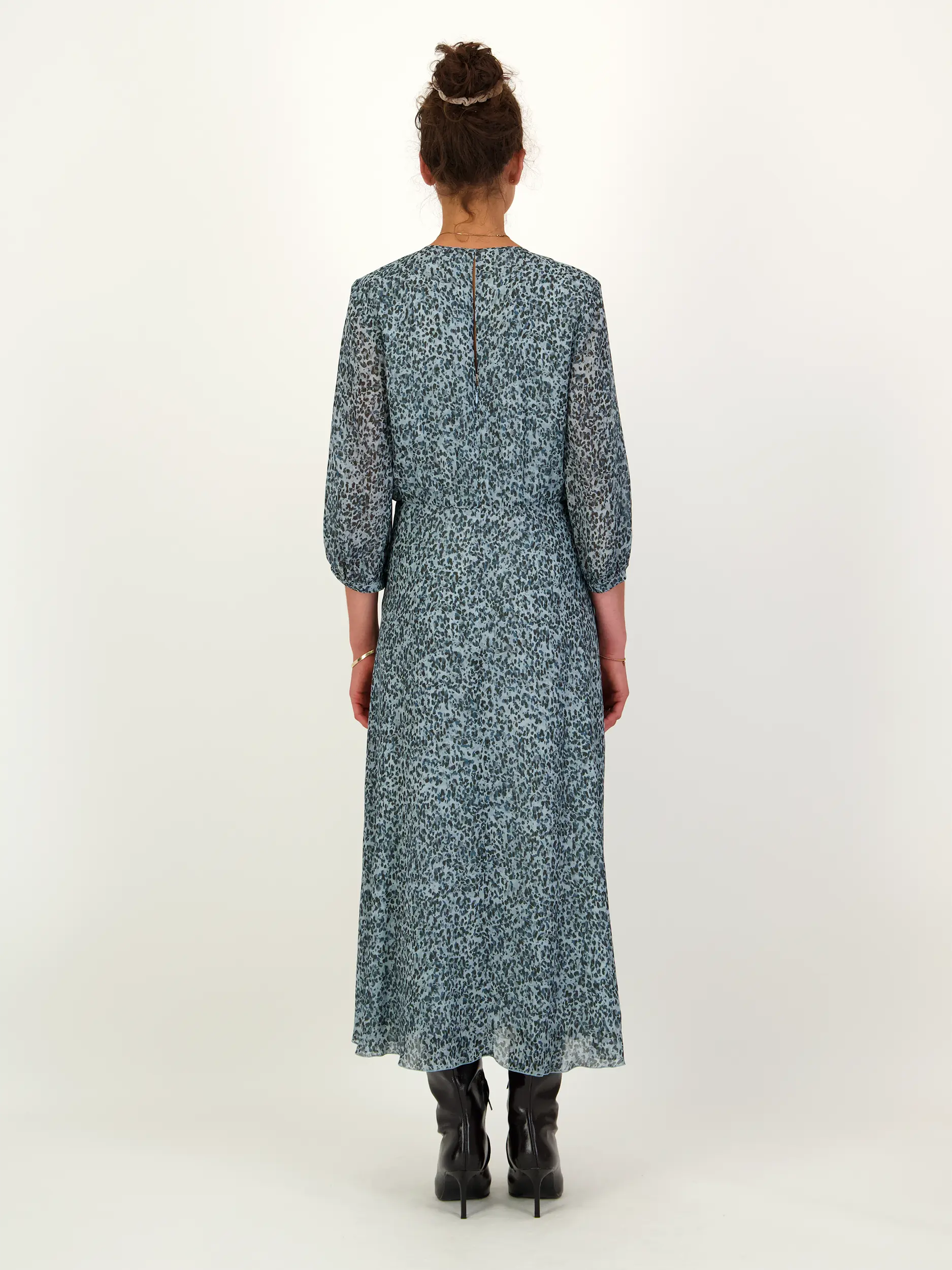 Gemustertes Midikleid langarm - Artikel Rückseite getragen von einem Modell