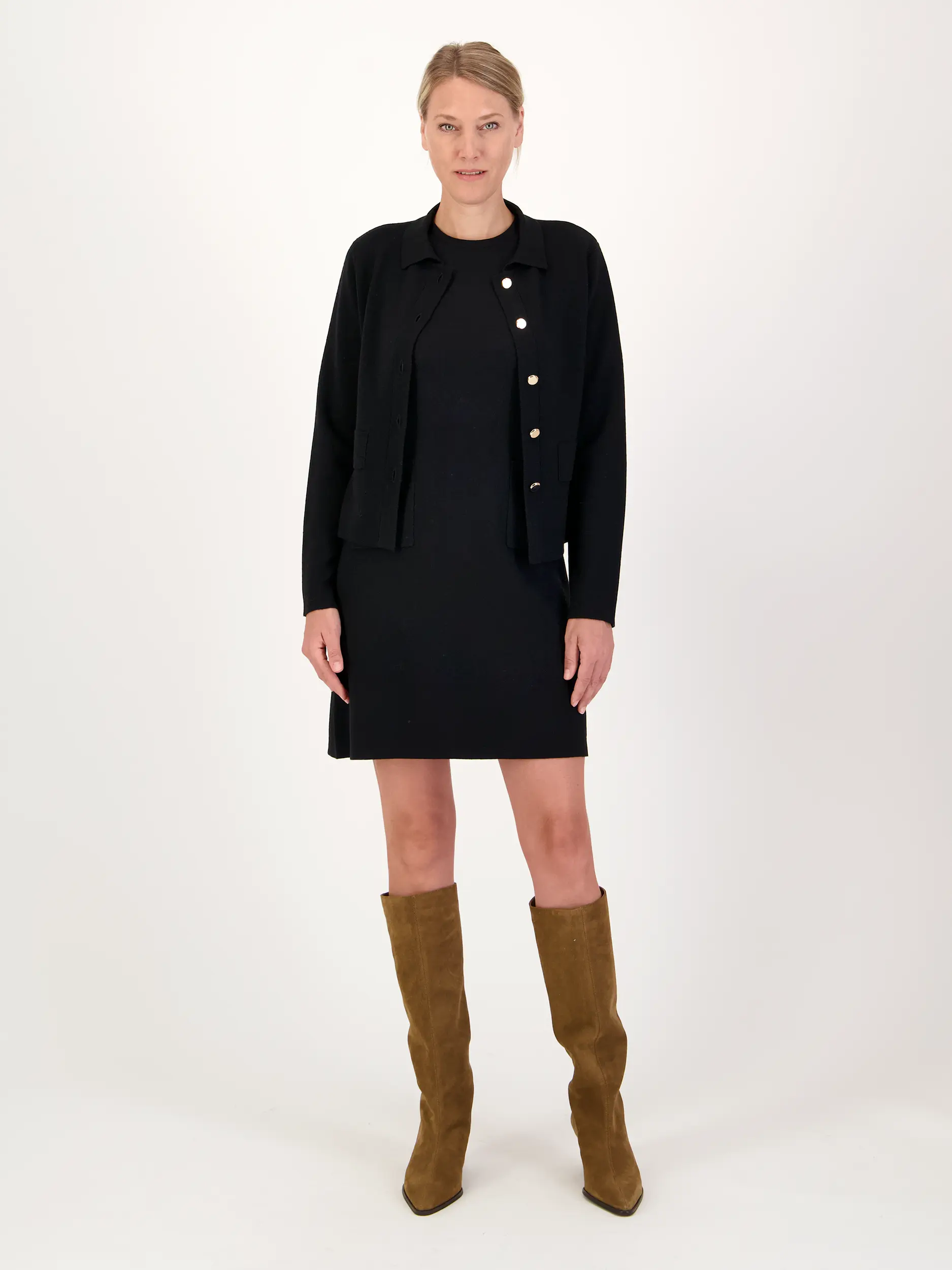 Wolljacke - Artikel Teil eines Outfits getragen von einem Modell - Farbe: Schwarz