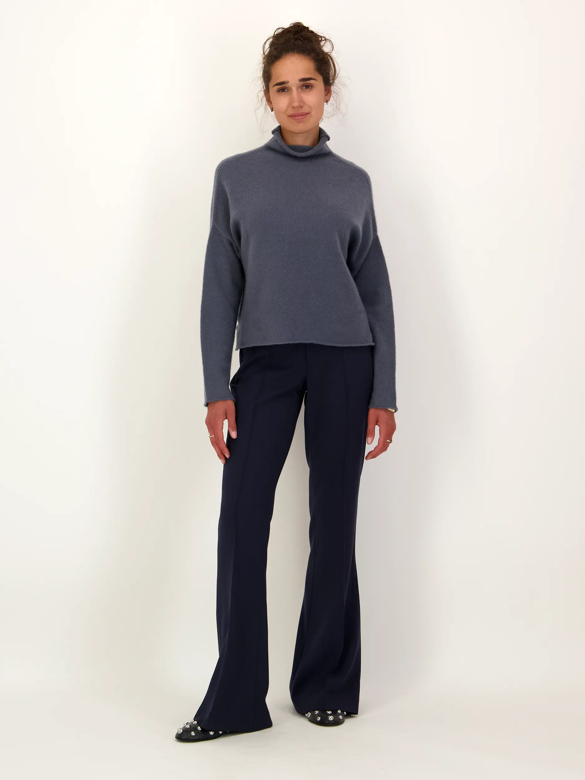 Bundfaltenhose 'Denair' - Artikel Teil eines Outfits getragen von einem Modell - Farbe: Blau