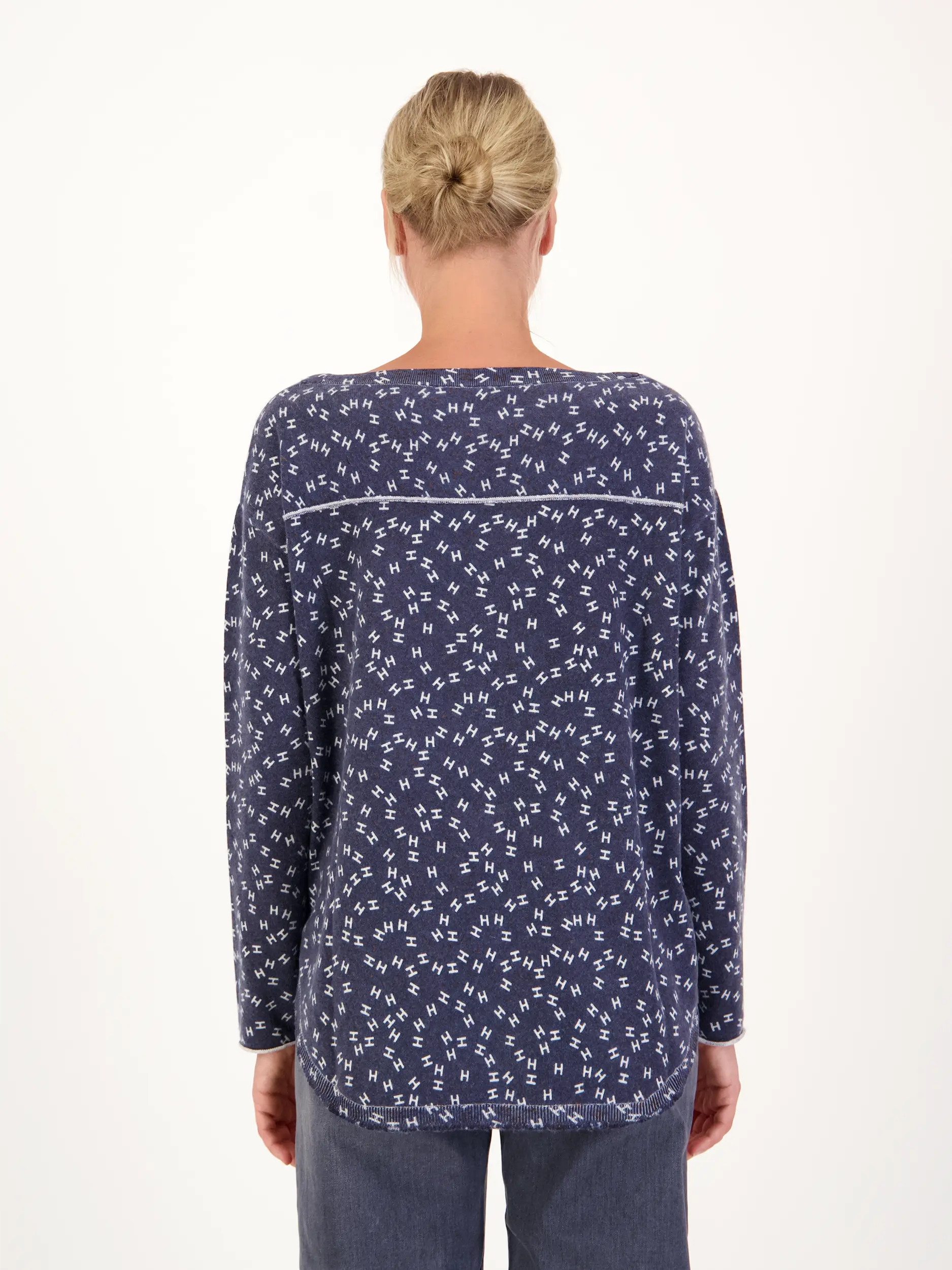 Gemusterter Pullover aus Kaschmir langarm - Artikel Rückseite getragen von einem Modell - Farbe: Blau