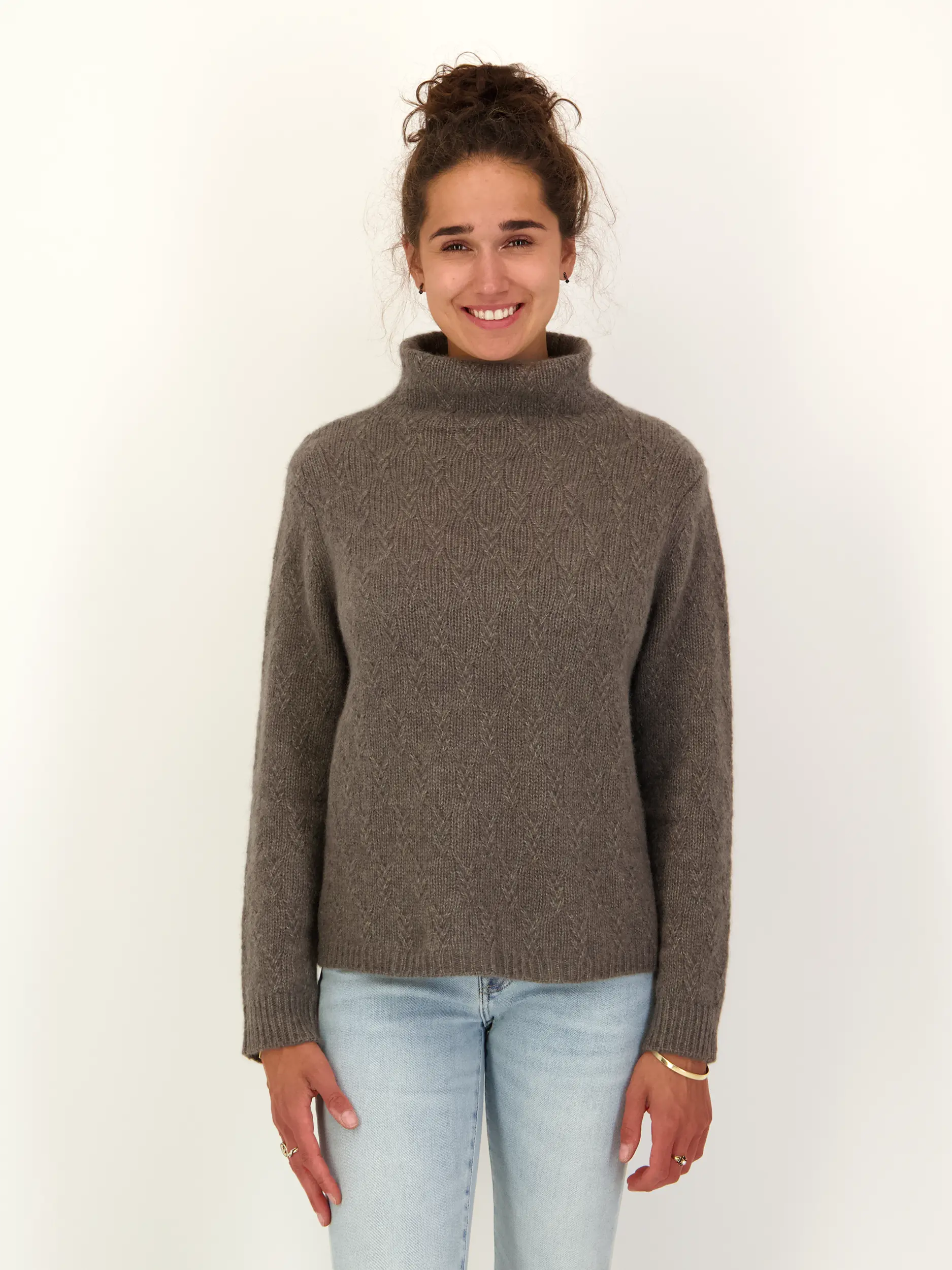 Pullover aus Kaschmir langarm - Artikel Vorderseite getragen von einem Modell