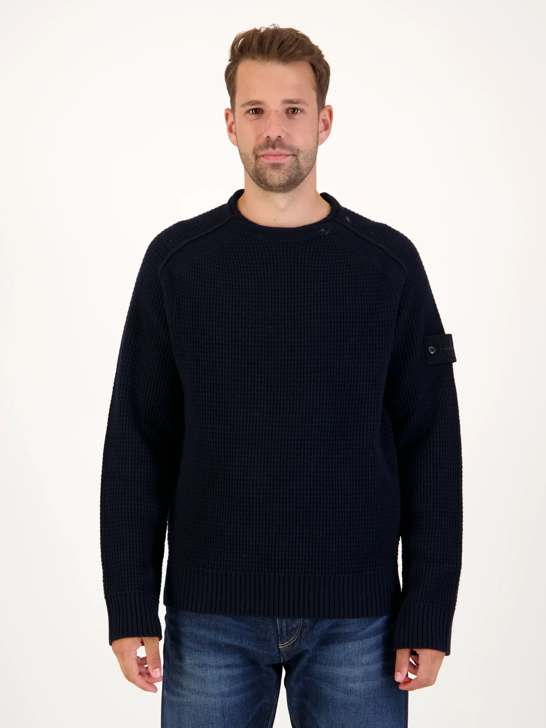 Ghost Piece Pullover aus Schurwolle langarm - Artikel Vorderseite getragen von einem Modell - Farbe: Blau