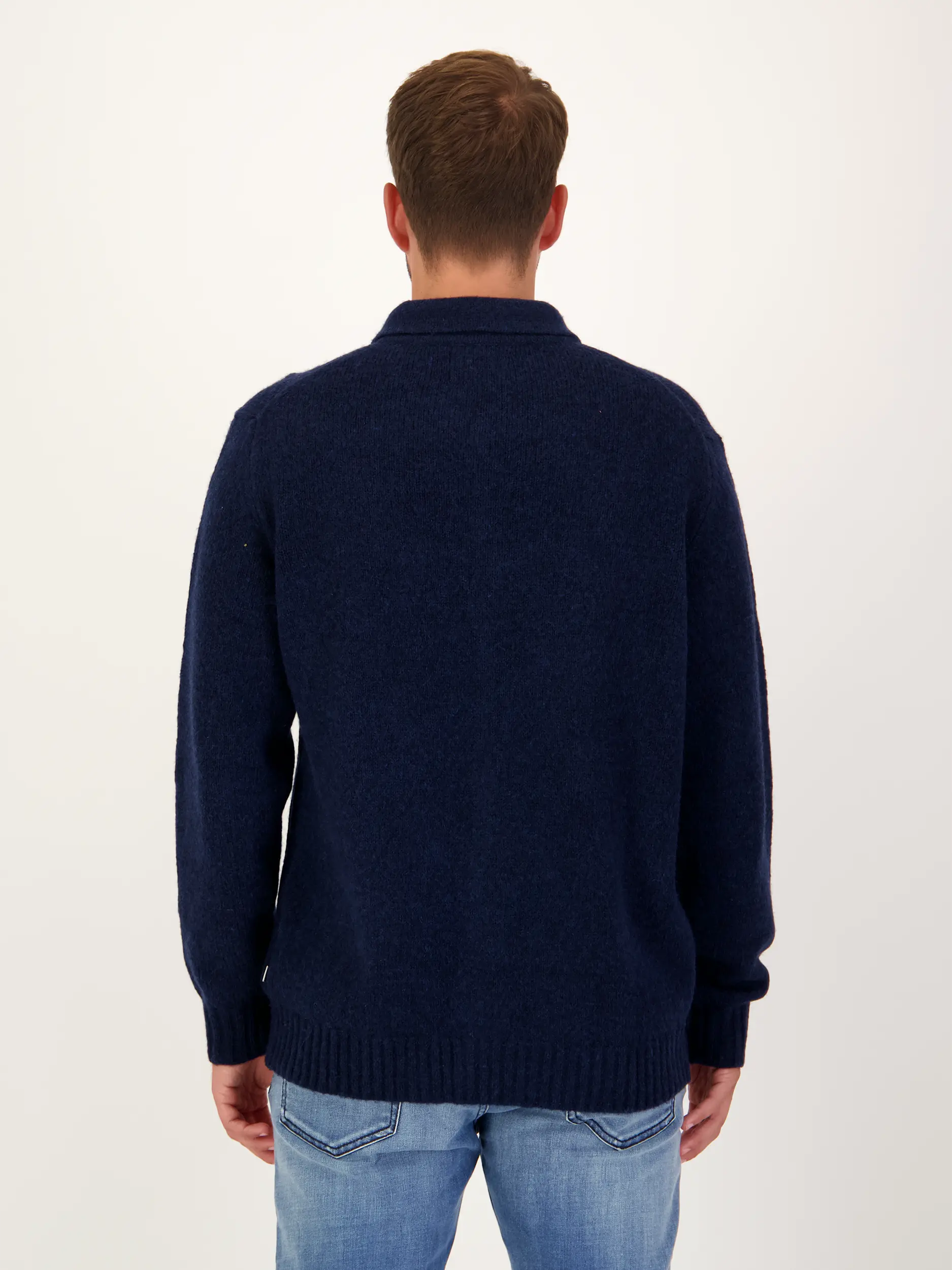 Strickjacke 'Lee' aus Merinowoll-Mix - Artikel Rückseite getragen von einem Modell - Farbe: Blau