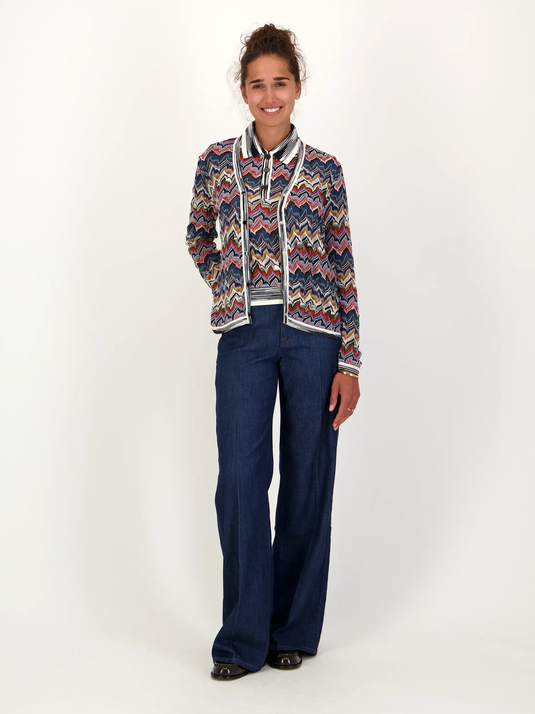 Gemusterte Strickjacke mit Glitzer - Artikel Teil eines Outfits getragen von einem Modell - Farbe: Blau
