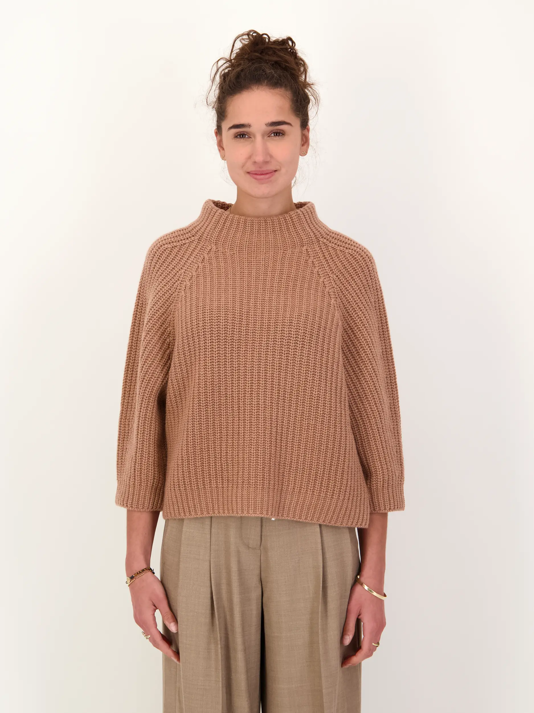 Pullover 'Fallou' aus Kaschmir langarm - Artikel Vorderseite getragen von einem Modell - Farbe: Rot