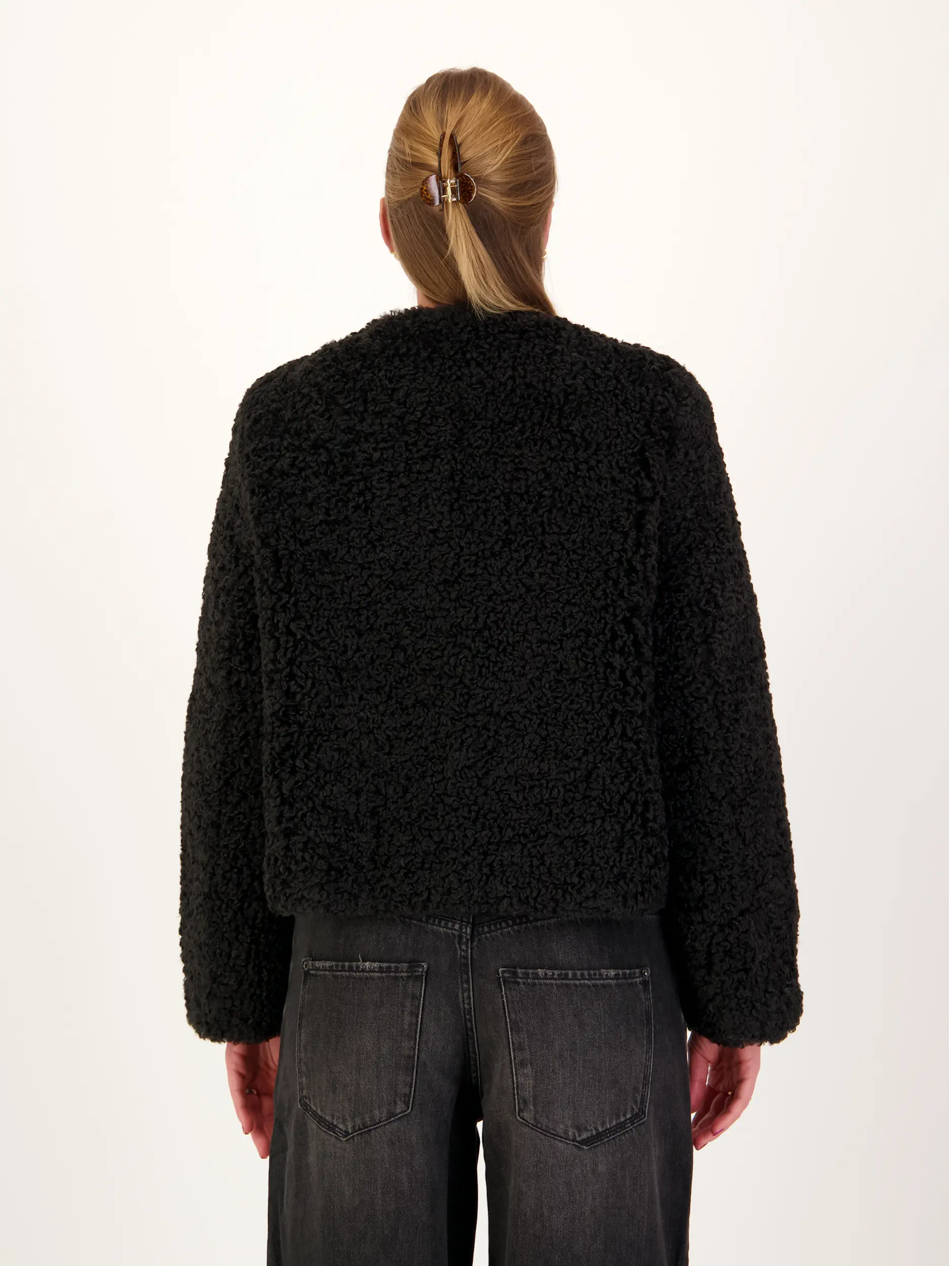 Teddyjacke 'Emilia' - Artikel Rückseite getragen von einem Modell - Farbe: Schwarz