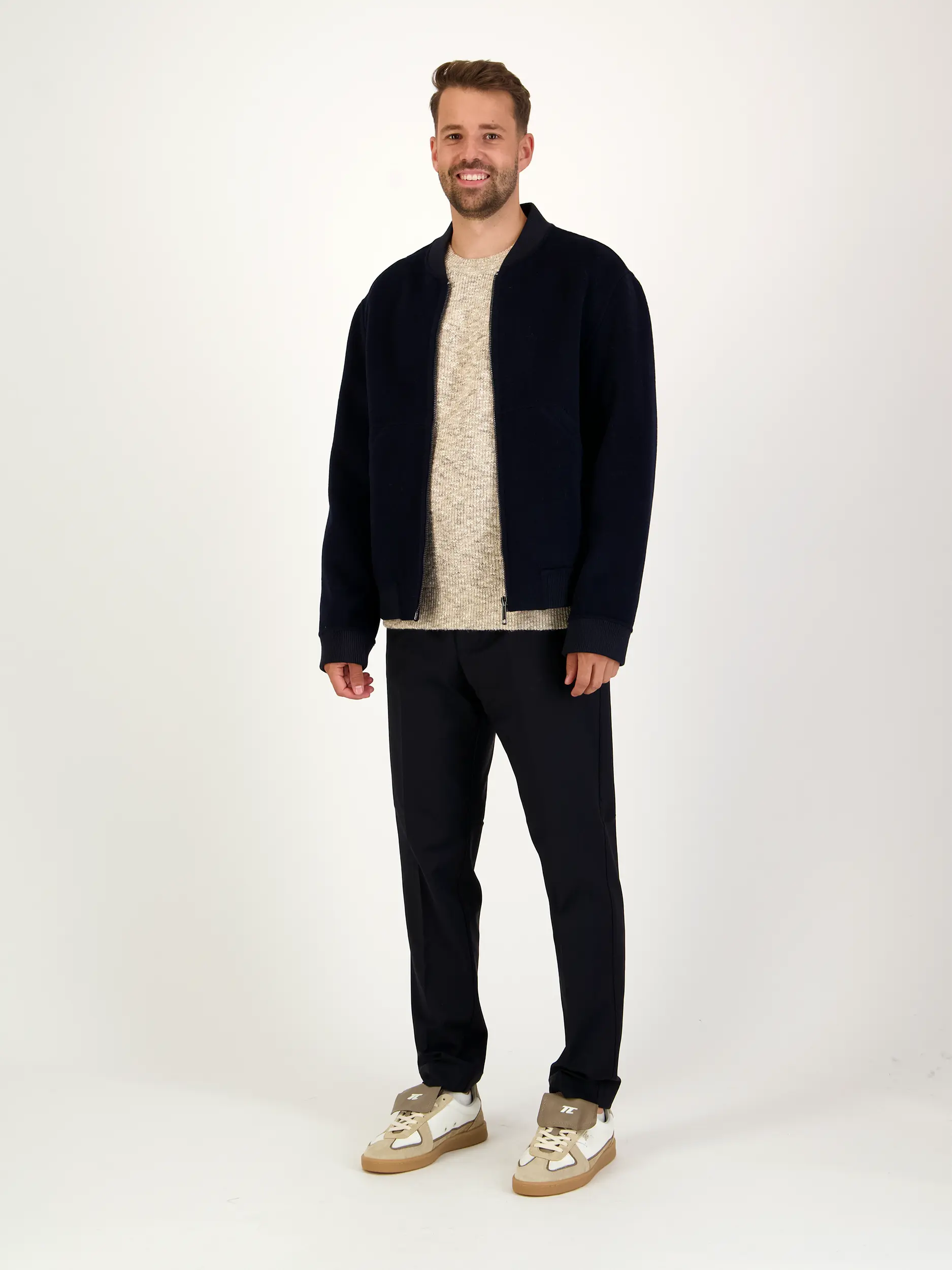 Pullover 'Jacobo' langarm - Artikel Teil eines Outfits getragen von einem Modell - Farbe: Beige