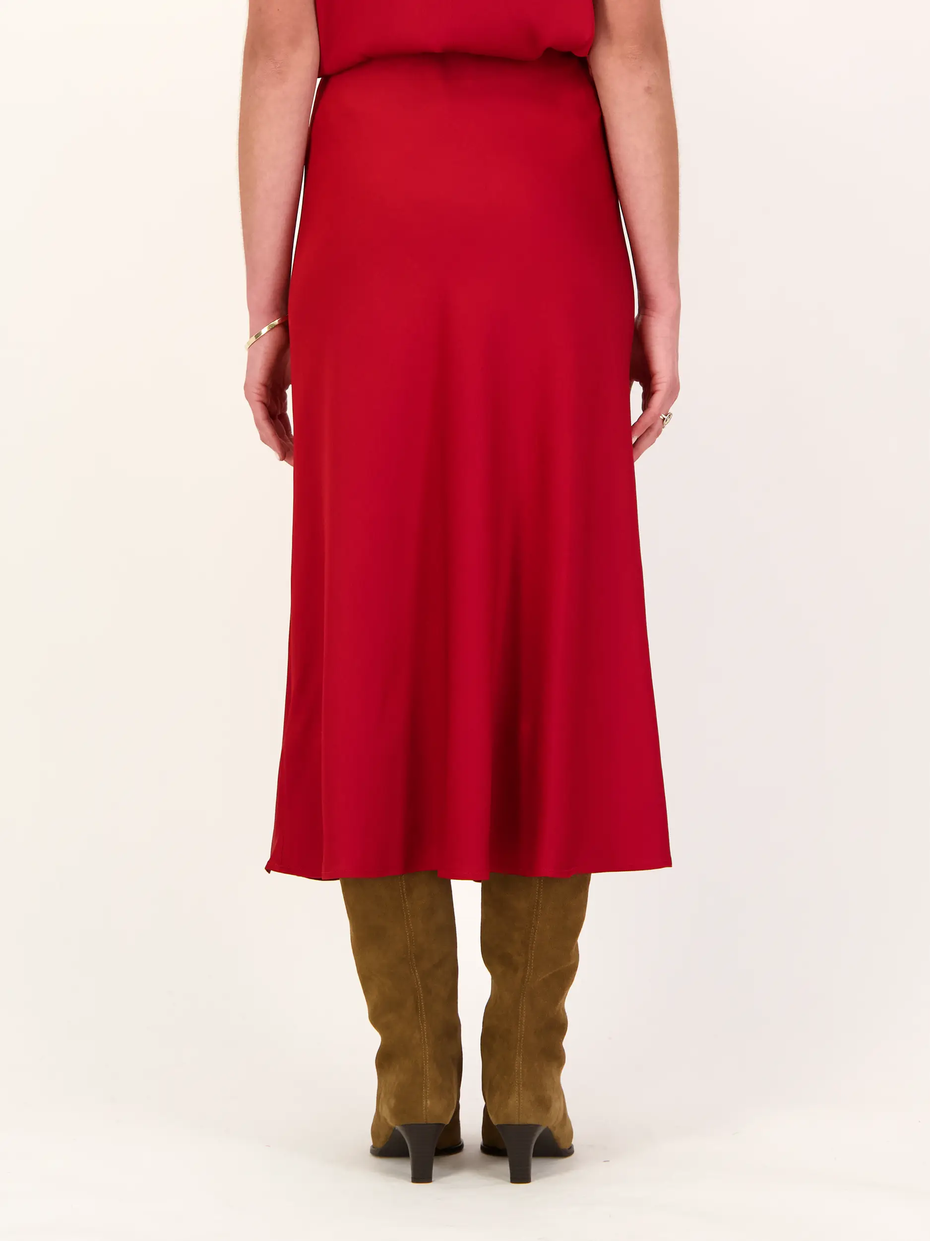 Midi Satinrock 'Ura' - Artikel Rückseite getragen von einem Modell - Farbe: Rot