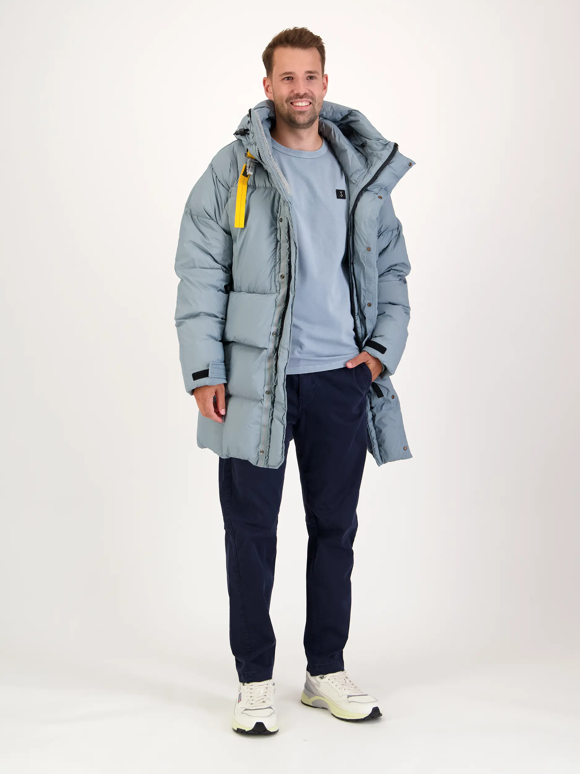 Langarmshirt - Artikel Teil eines Outfits getragen von einem Modell - Farbe: Blau