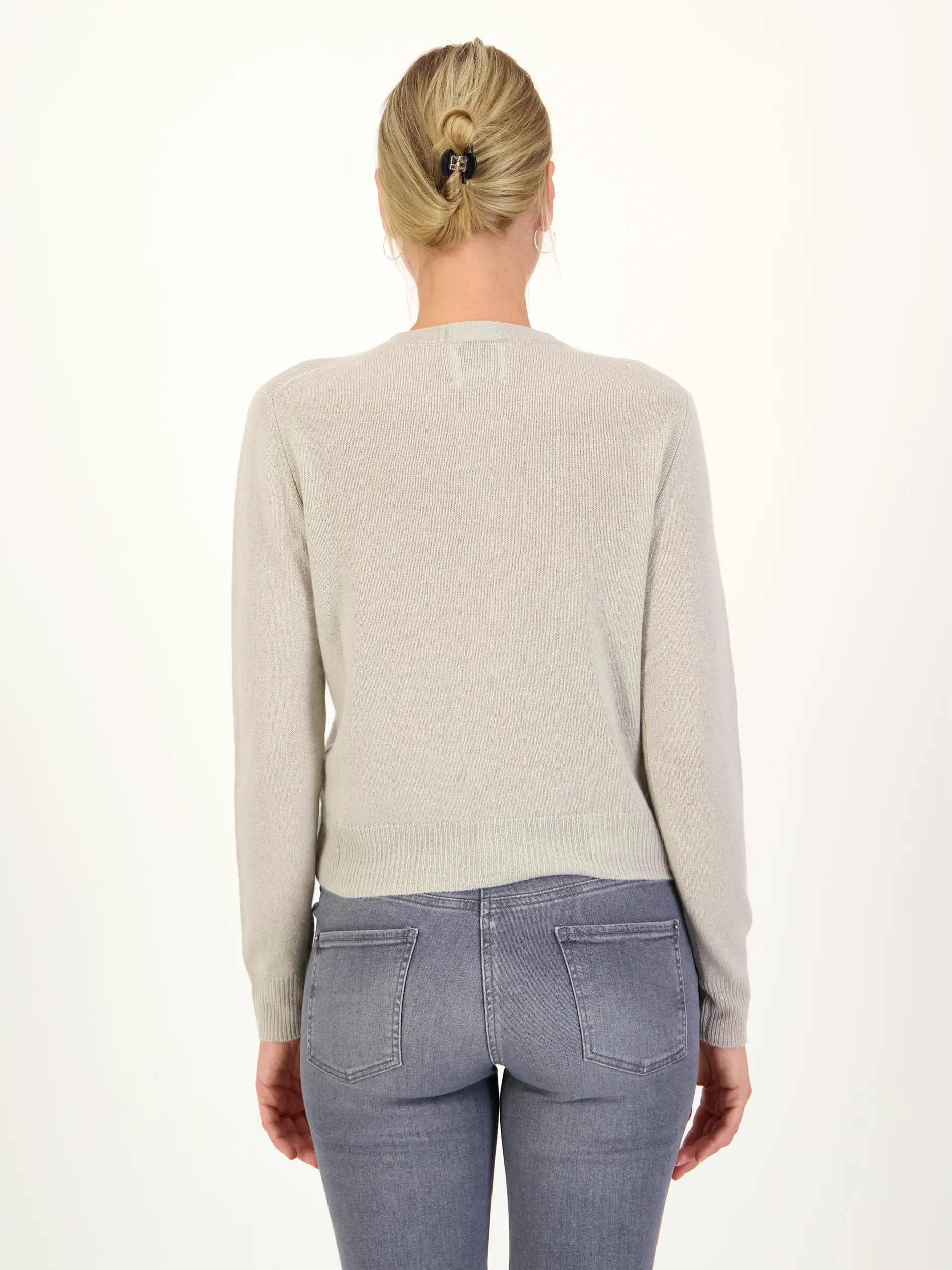 Strickjacke mit Schleifen aus Kaschmir - Artikel Rückseite getragen von einem Modell - Farbe: Grau