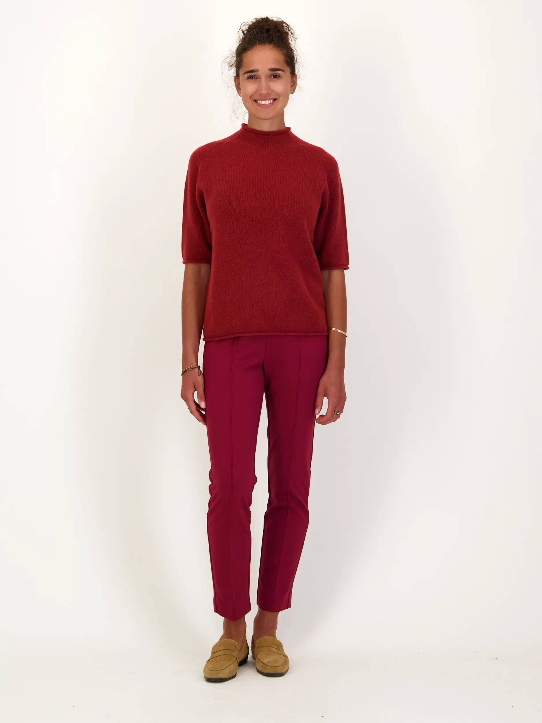 Hose  - Artikel Teil eines Outfits getragen von einem Modell - Farbe: Rot