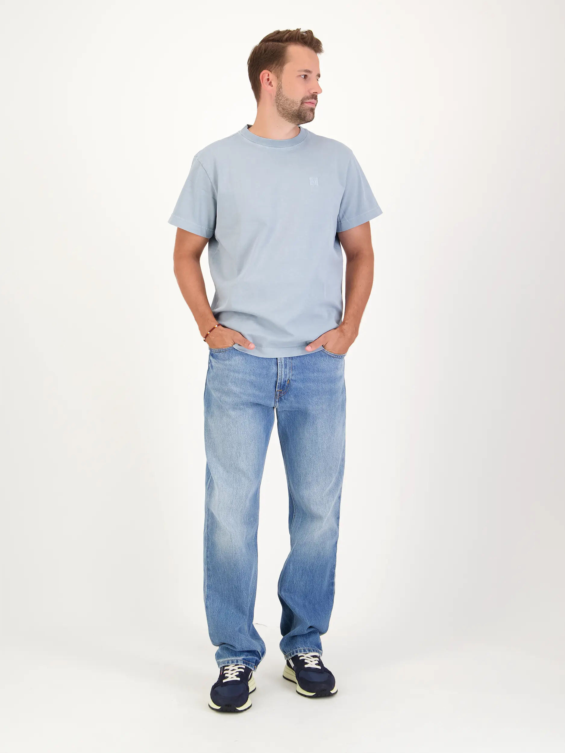 T-Shirt - Artikel Teil eines Outfits getragen von einem Modell - Farbe: Blau