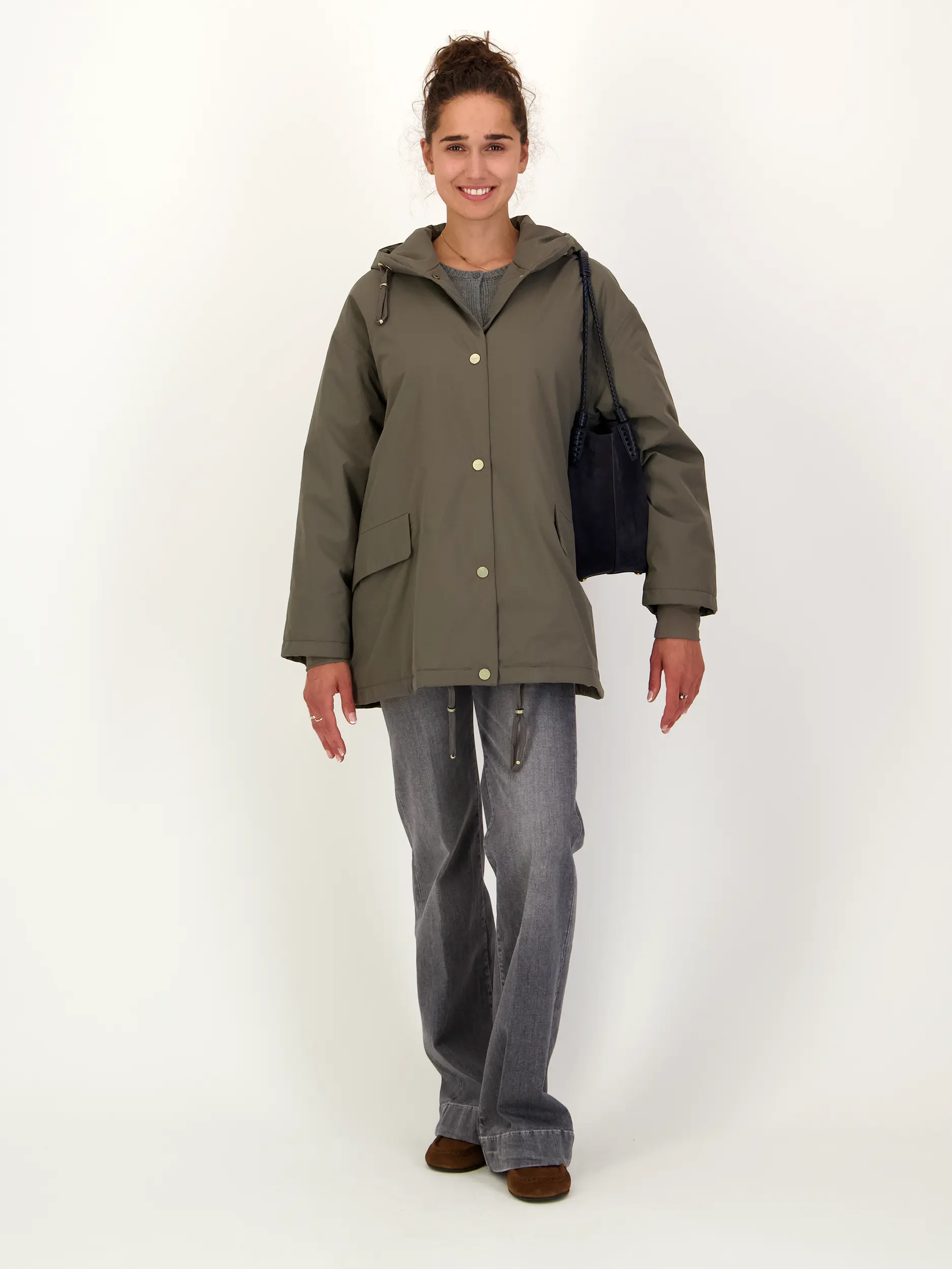 Wasserdichte Jacke 'Ease'  - Artikel Teil eines Outfits getragen von einem Modell - Farbe: Grau