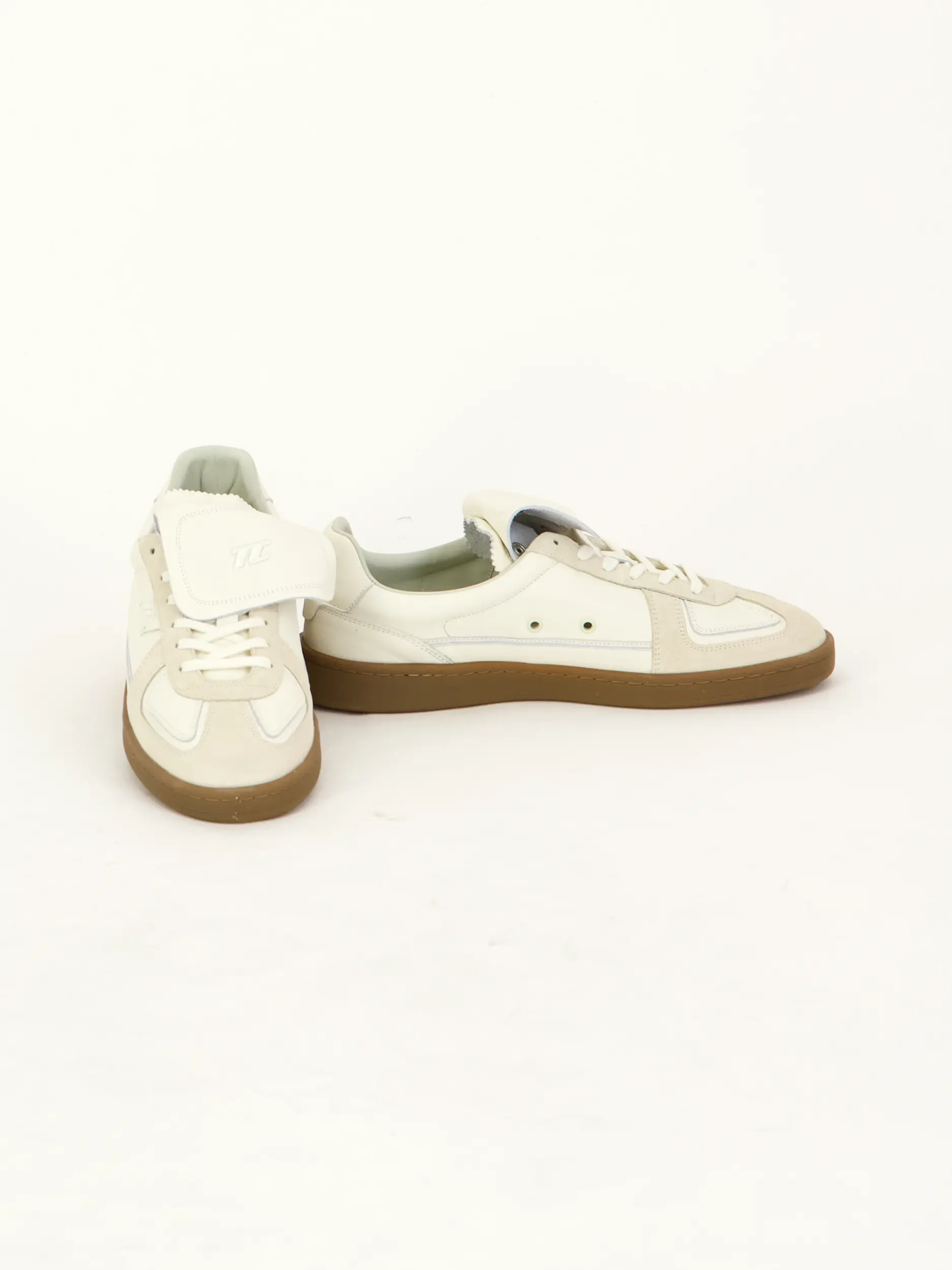 Sneaker 'Big Bang' aus Leder - Artikel Vorderseite getragen von einem Modell - Farbe: Beige