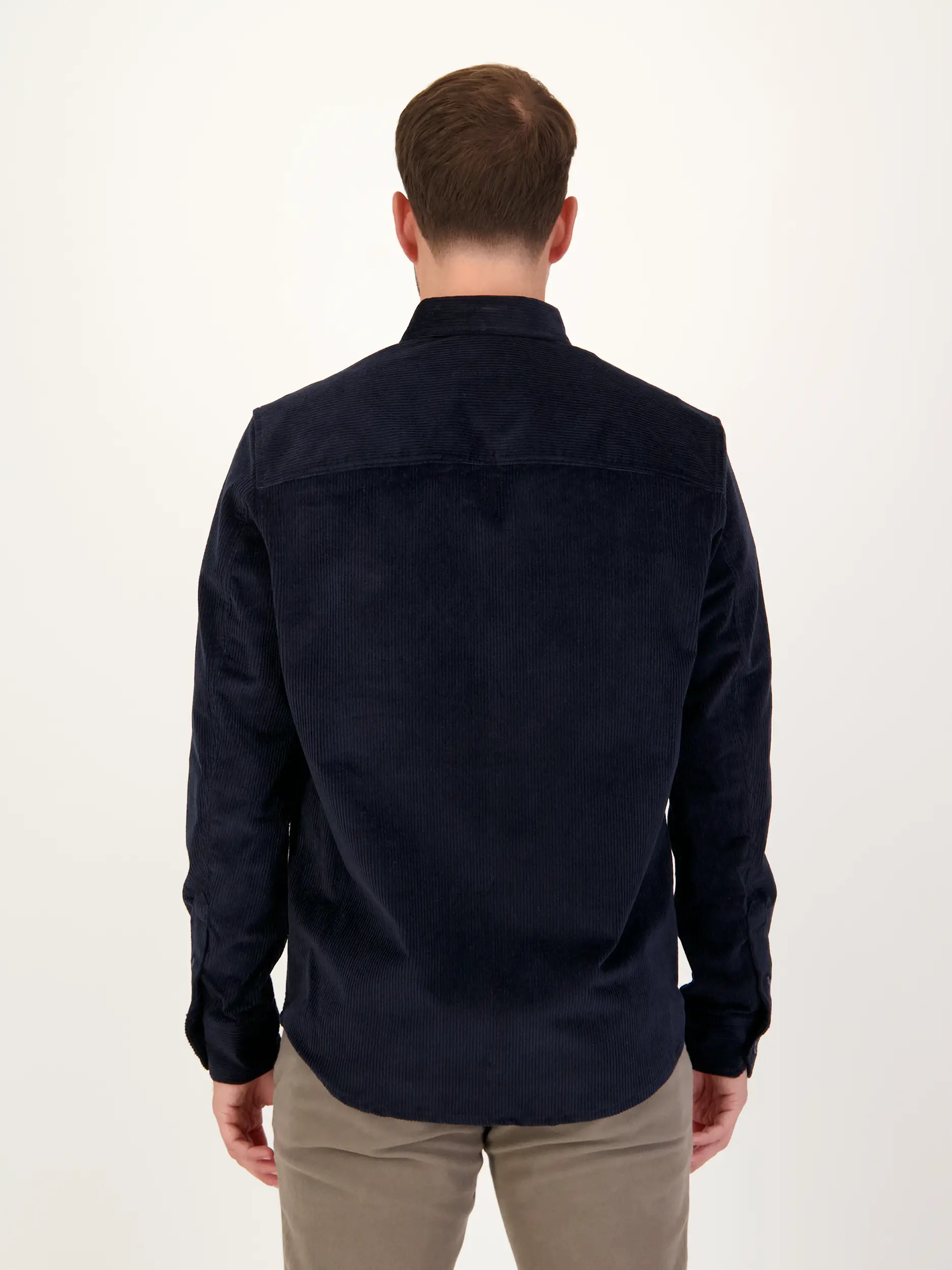 Cordhemd 'Liet' mit Button-Down-Kragen langarm - Artikel Rückseite getragen von einem Modell - Farbe: Blau