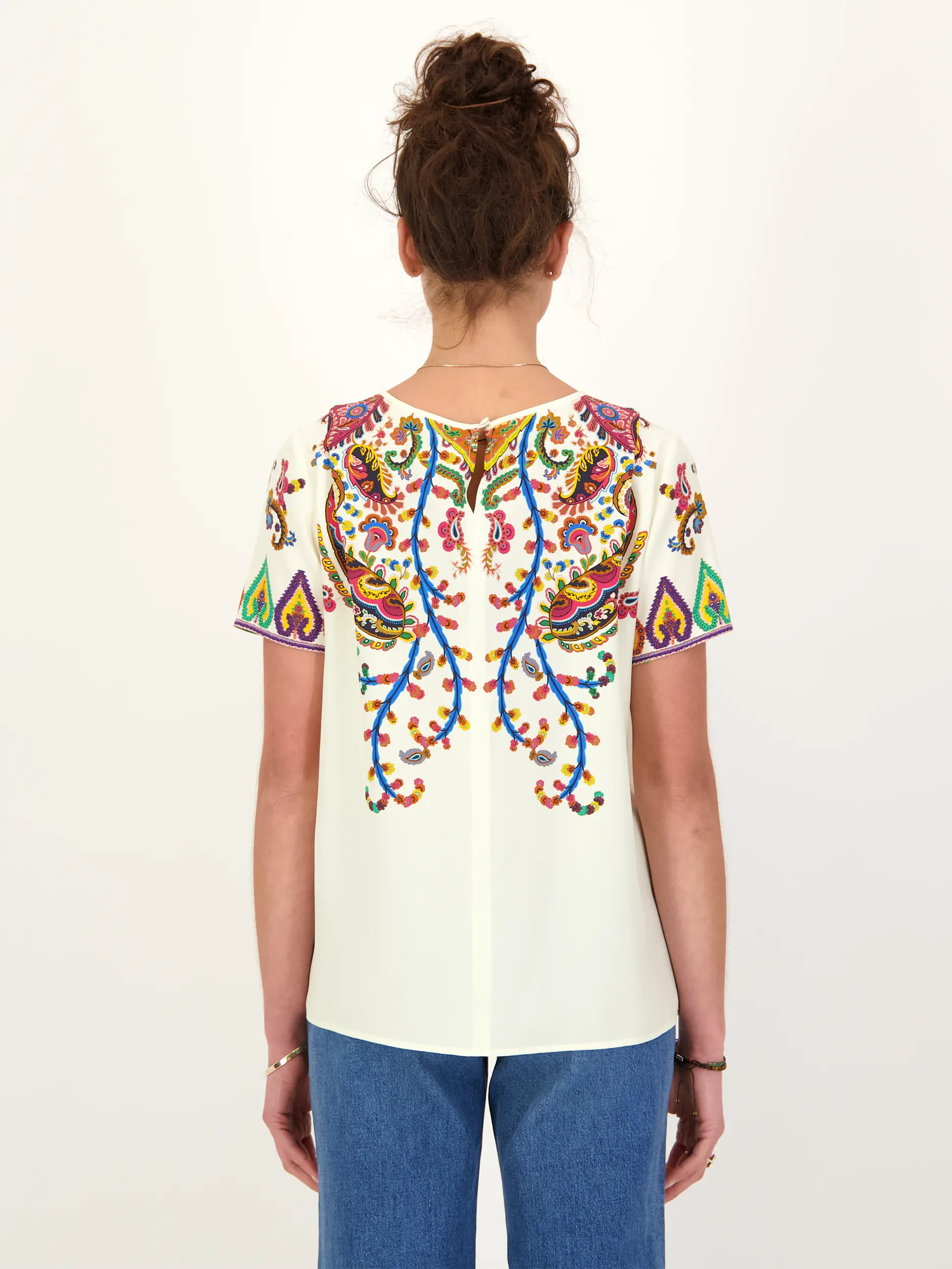 Gemusterte Seidenbluse - Artikel Rückseite getragen von einem Modell - Farbe: Creme