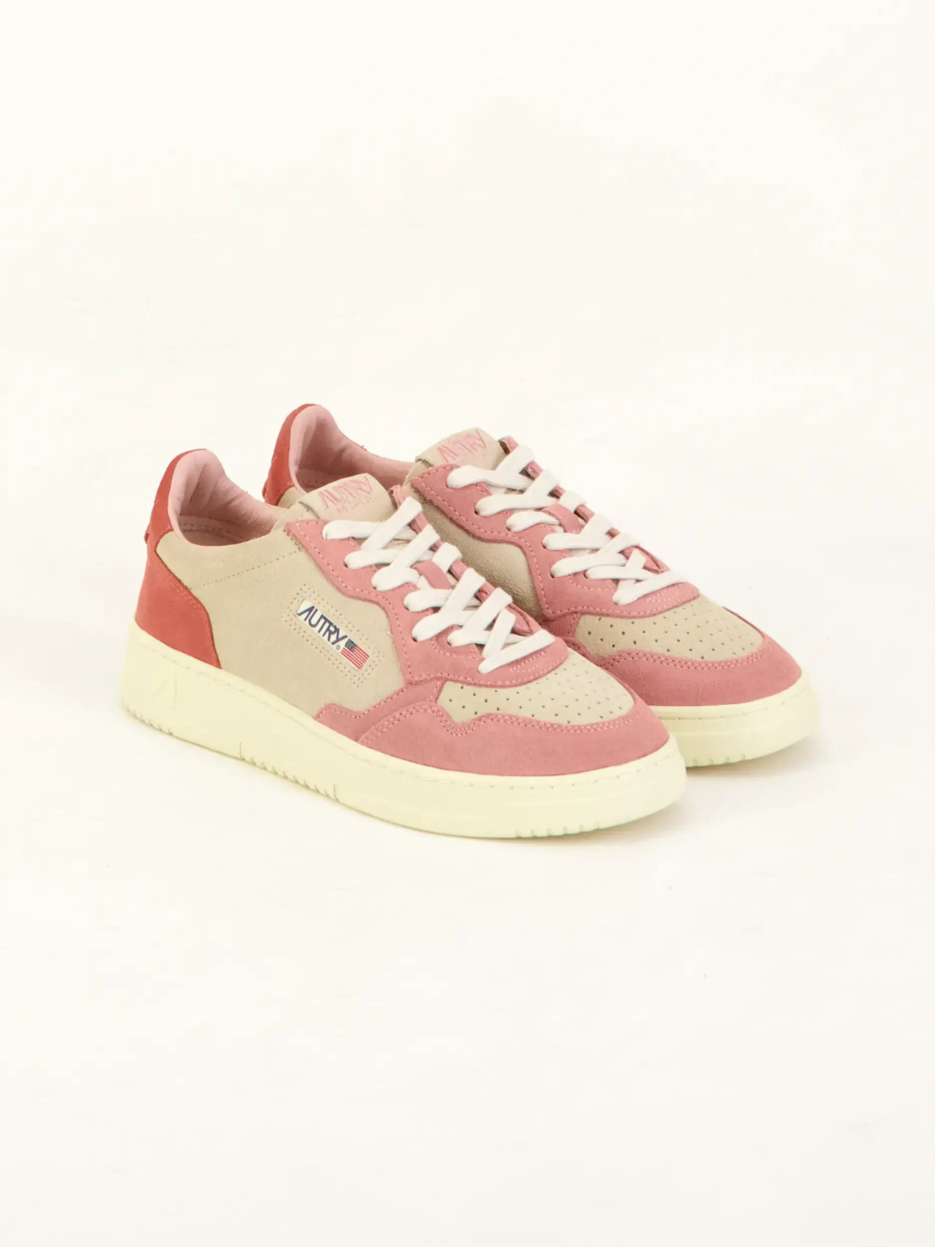 Sneaker 'Medalist' aus Veloursleder - Artikel Teil eines Outfits getragen von einem Modell - Farbe: Rosa&Pink