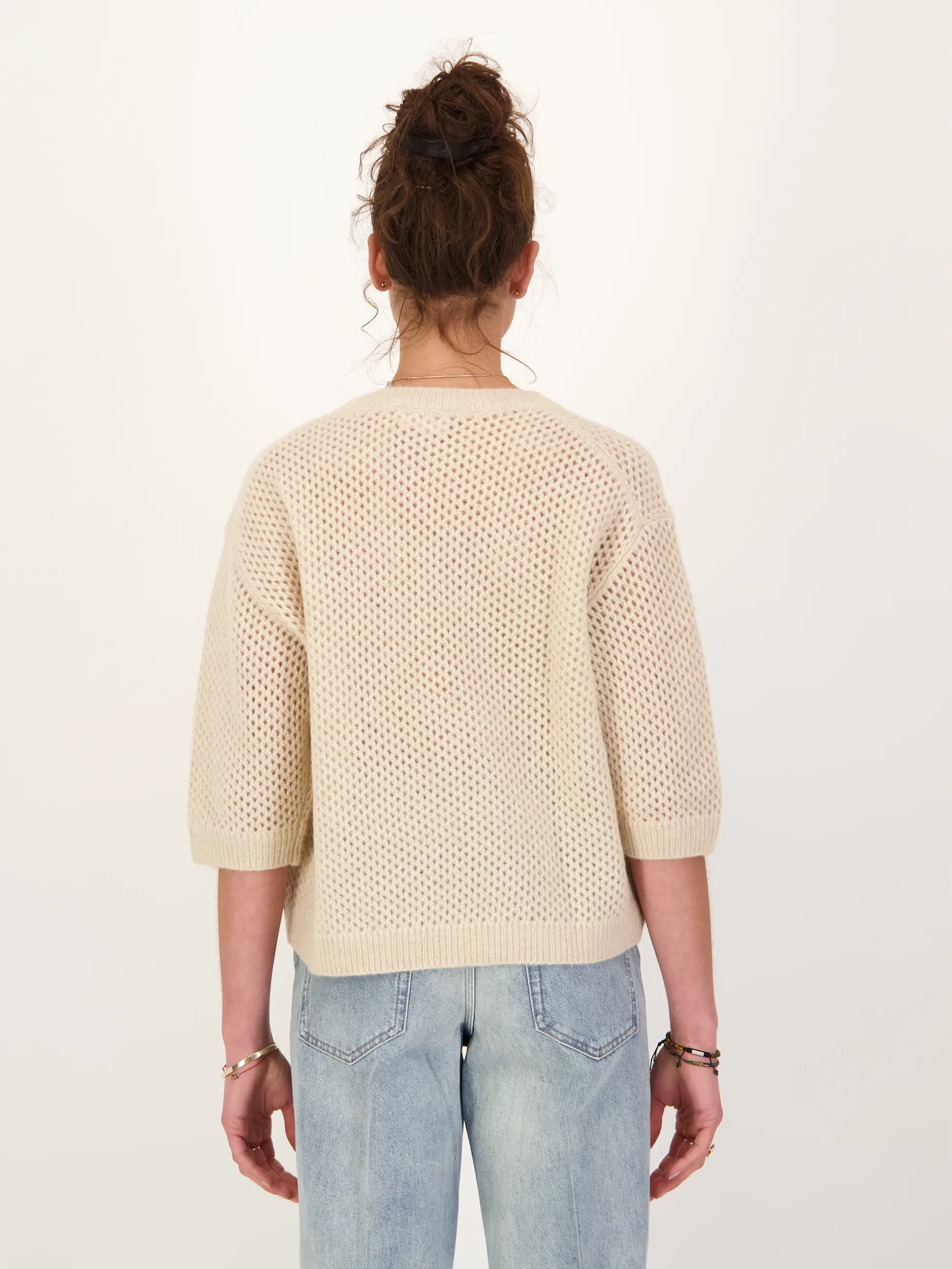 Pullover aus Kaschmir mit Lochstrickmuster 3/4 Arm - Artikel Rückseite getragen von einem Modell - Farbe: Beige
