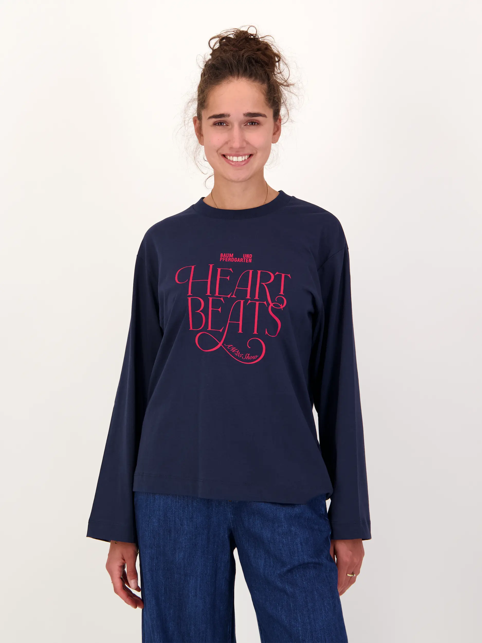 Langarmshirt mit Logo - Artikel Vorderseite getragen von einem Modell - Farbe: Blau