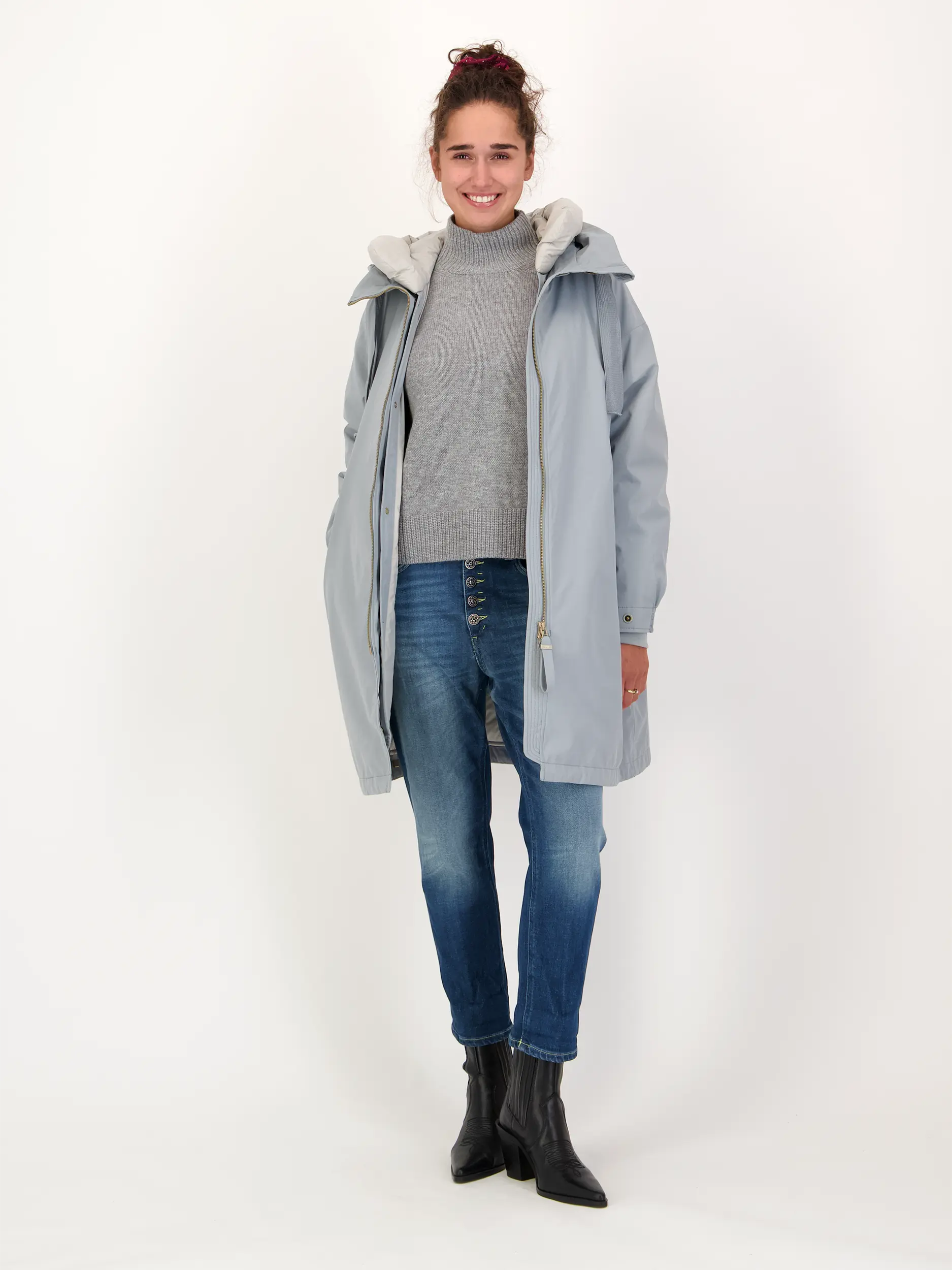 Pullover aus Wolle langarm - Artikel Teil eines Outfits getragen von einem Modell - Farbe: Grau