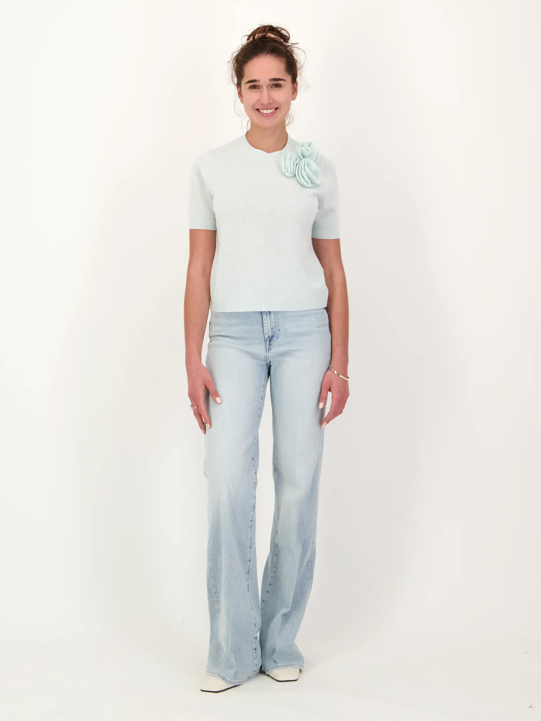 Pullover aus Wolle mit Blumenstickerei kurzarm - Artikel Teil eines Outfits getragen von einem Modell - Farbe: Grün