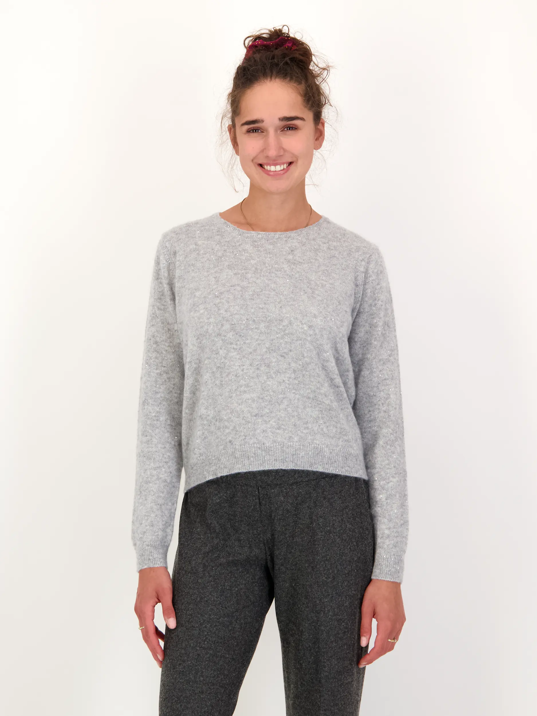 Pullover aus Woll-Mix langarm - Artikel Vorderseite getragen von einem Modell - Farbe: Grau