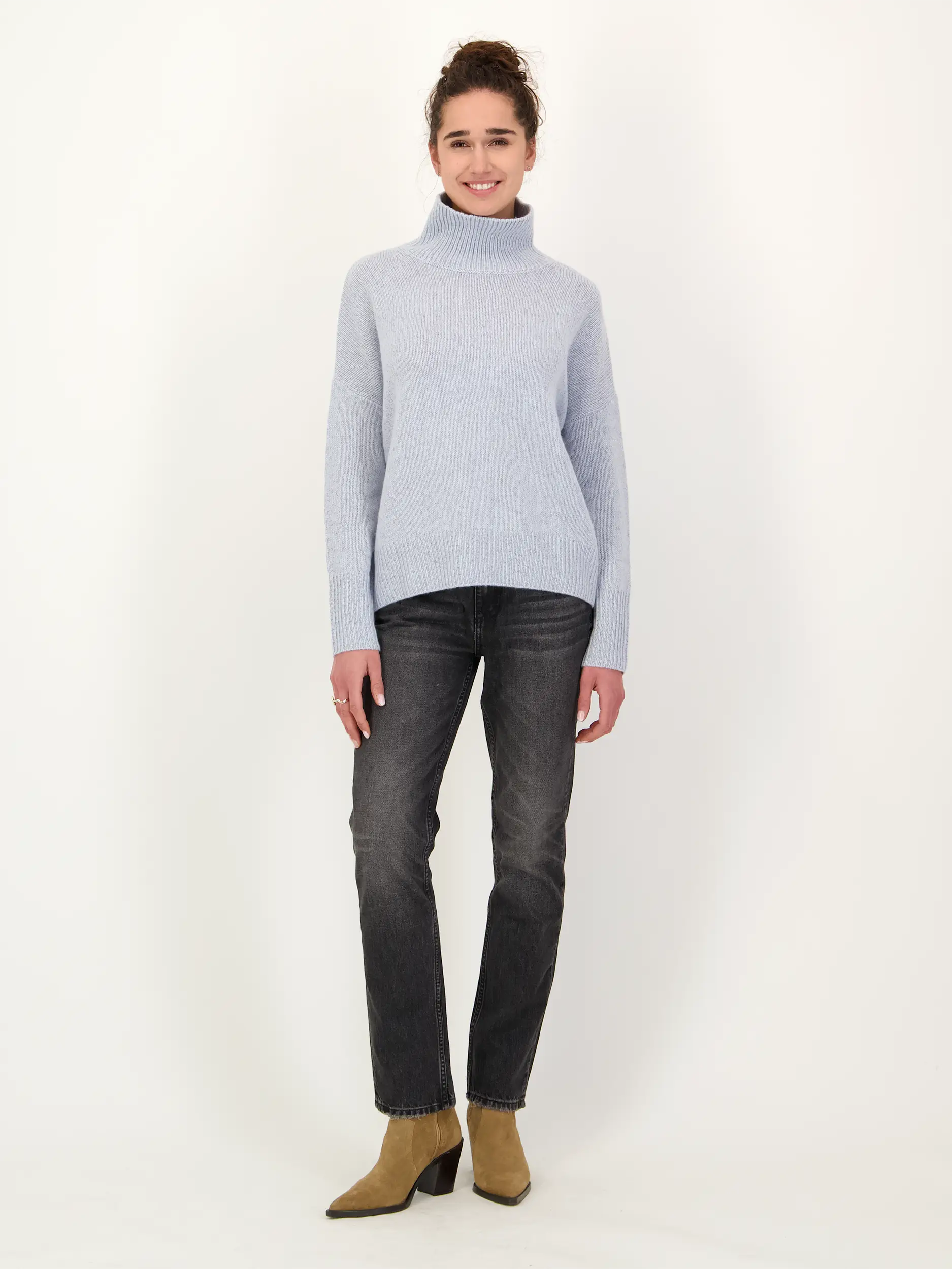 Rollkragenpullover 'Heidi' aus Kaschmir - Artikel Teil eines Outfits getragen von einem Modell - Farbe: Blau