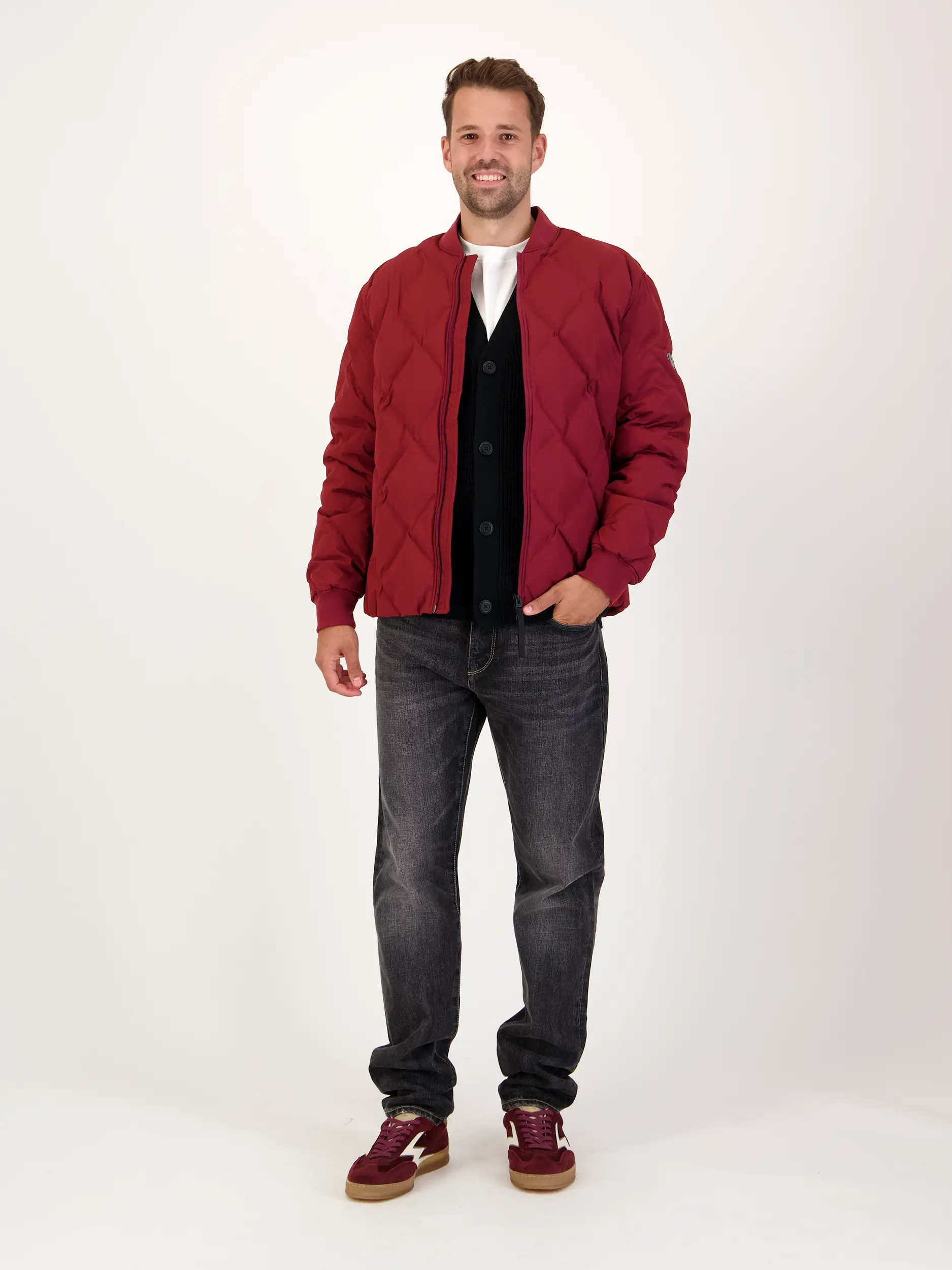 Wasserabweisende Jacke 'Octal' - Artikel Teil eines Outfits getragen von einem Modell - Farbe: Rot