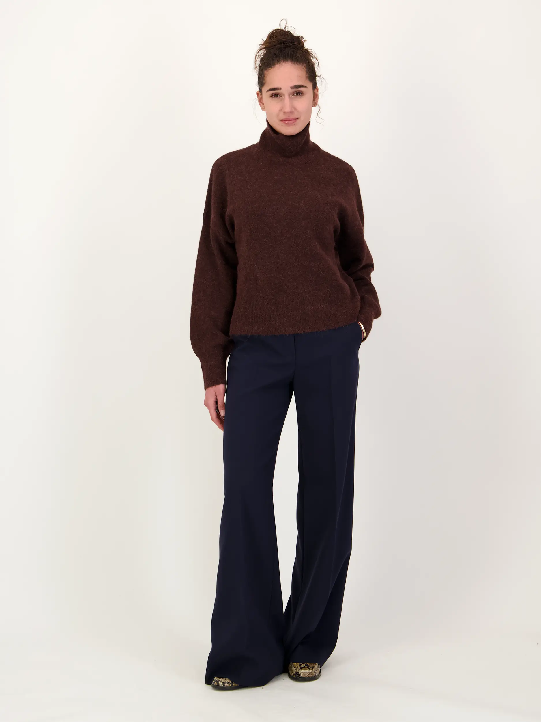 Pullover 'Nola' - Artikel Teil eines Outfits getragen von einem Modell - Farbe: Braun