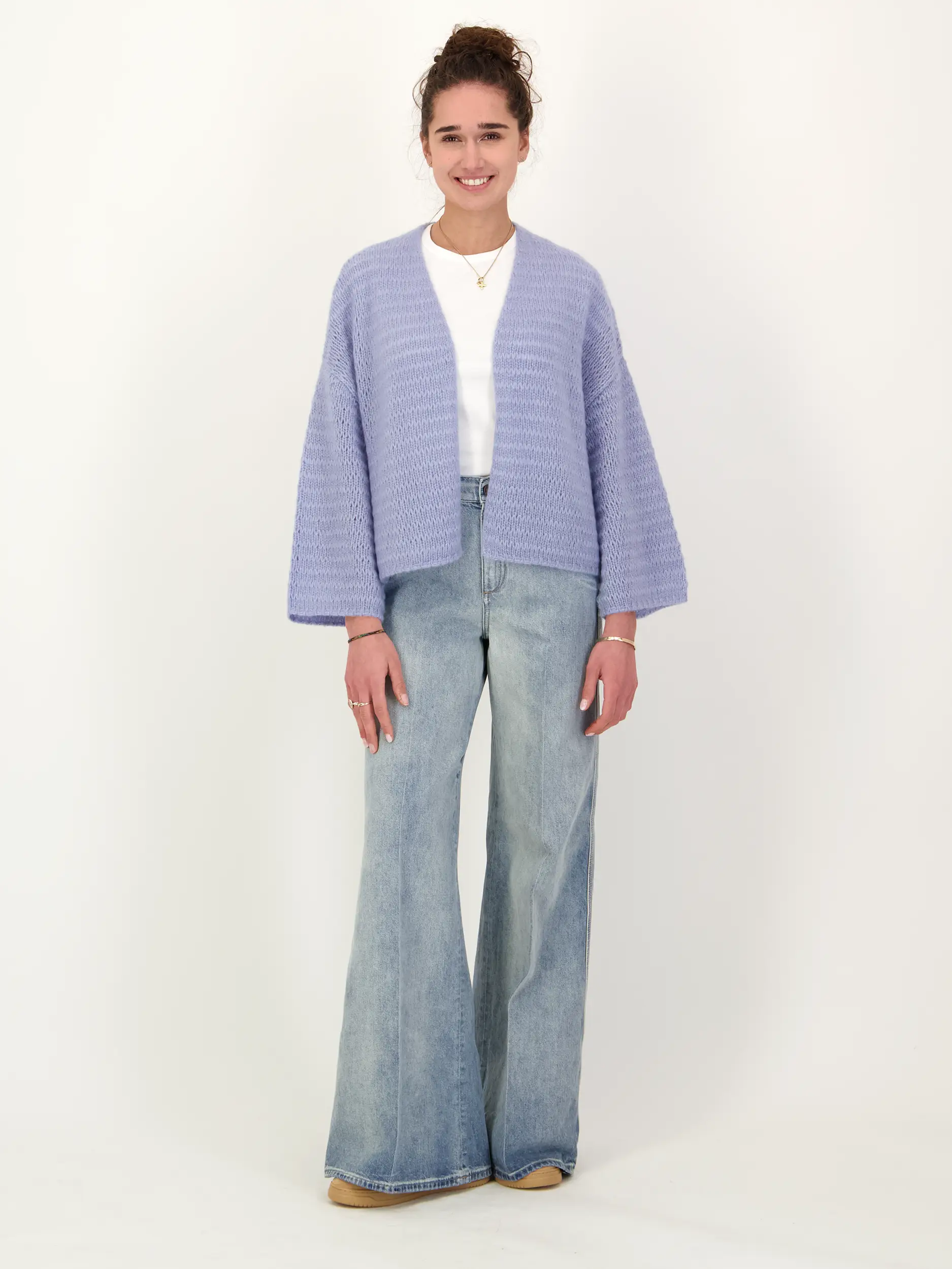 Strickjacke 'Tsuge' aus Kaschmir Seide Mix - Artikel Teil eines Outfits getragen von einem Modell - Farbe: Blau