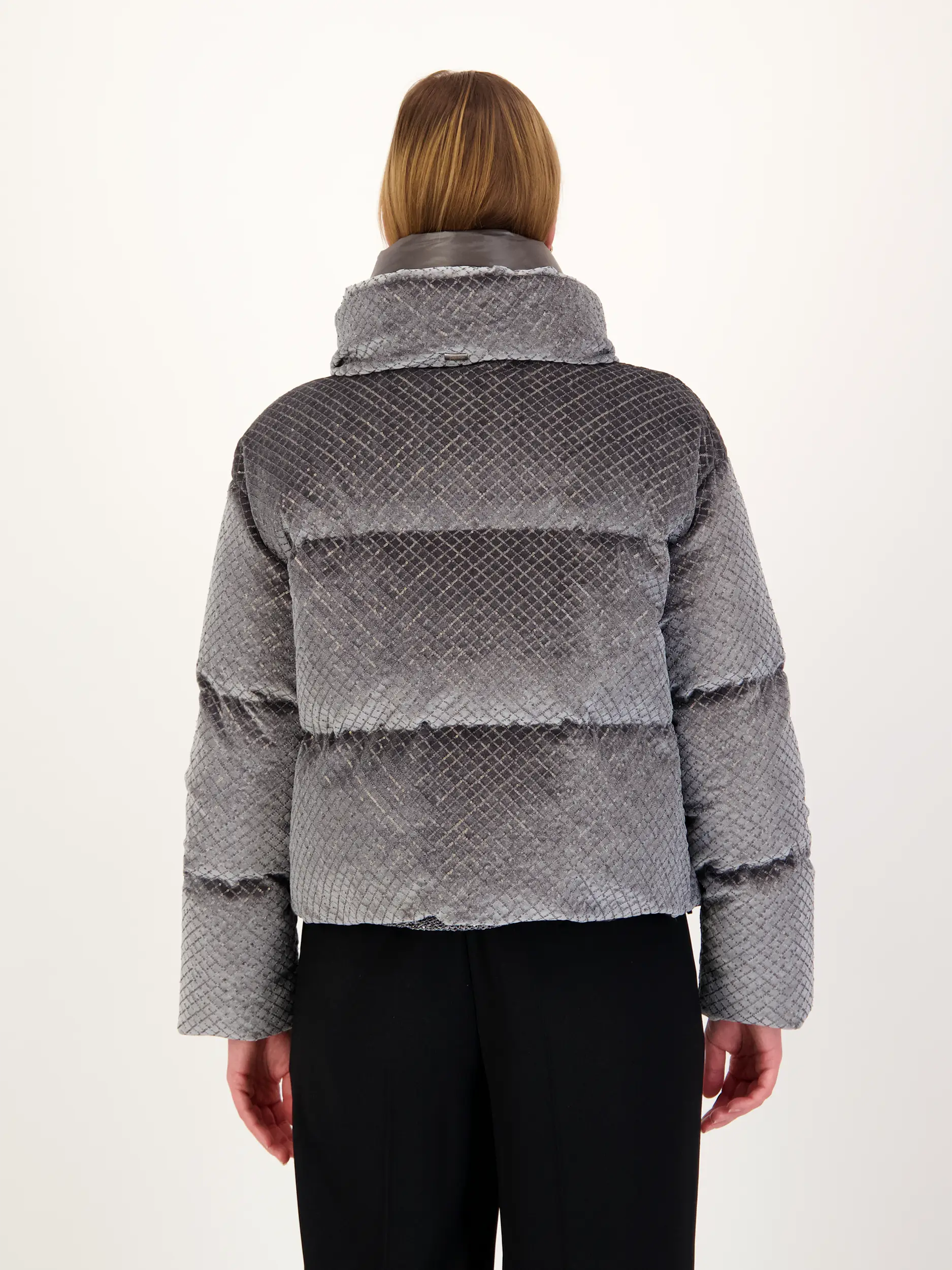 Daunenjacke mit Paillettenrauten - Artikel Rückseite getragen von einem Modell - Farbe: Grau