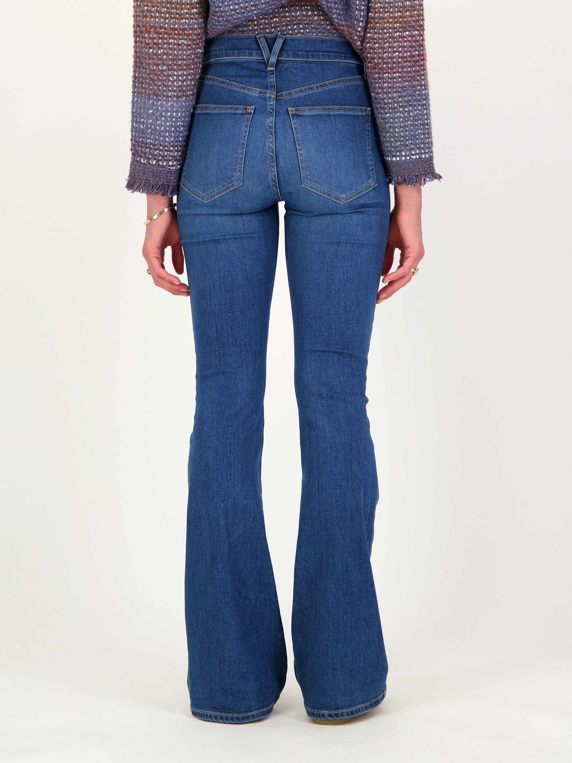 High Rise Flared Leg Jeans 'Beverly' - Artikel Rückseite getragen von einem Modell - Farbe: Blau