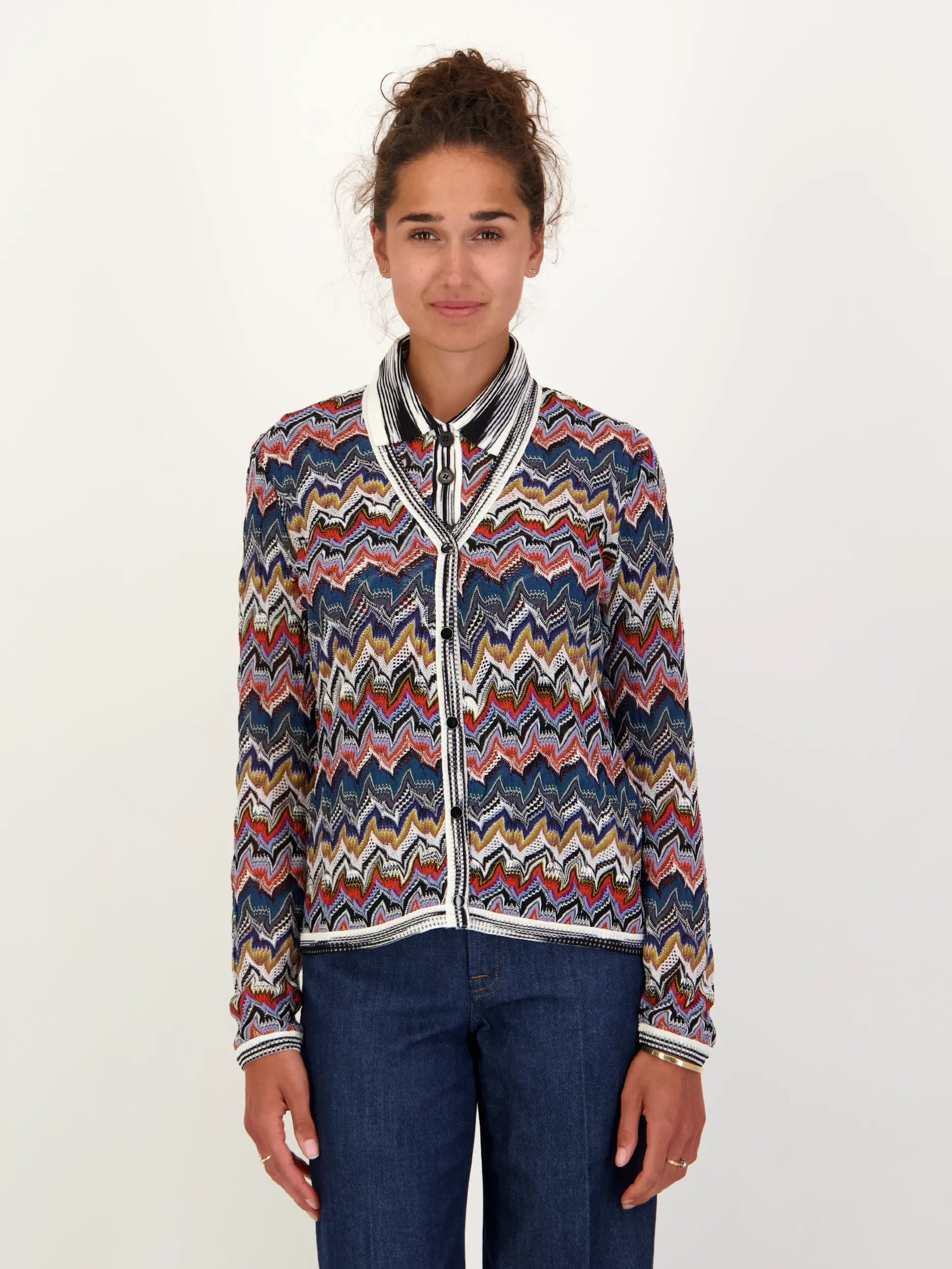 Gemusterte Strickjacke mit Glitzer - Artikel Vorderseite getragen von einem Modell - Farbe: Blau