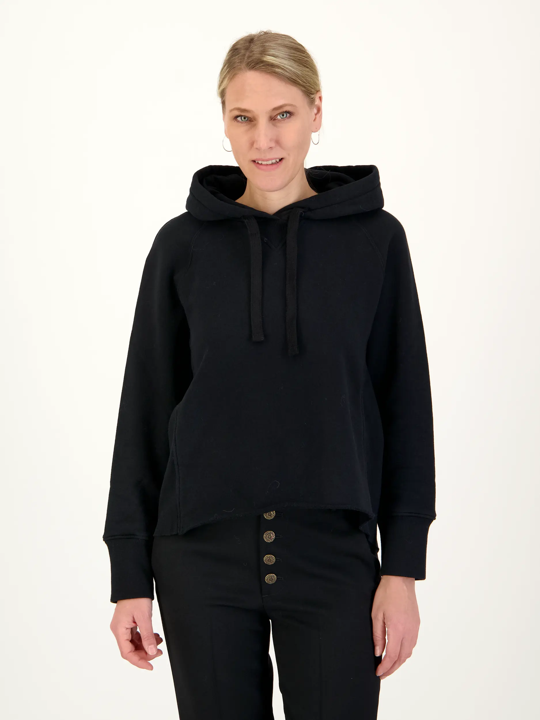 Sweatshirt - Artikel Vorderseite getragen von einem Modell - Farbe: Schwarz