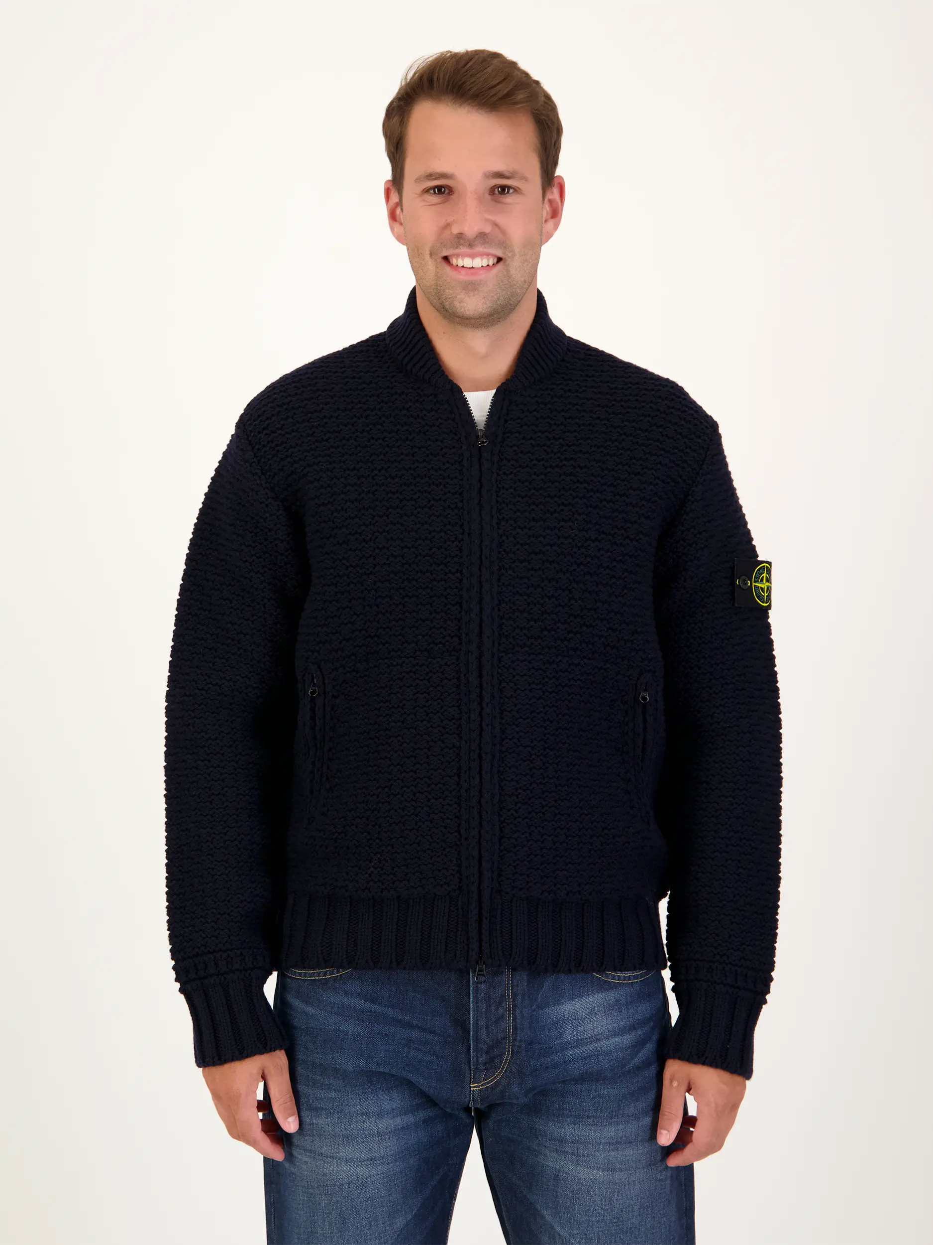 Strickjacke aus Schurwolle - Artikel Vorderseite getragen von einem Modell - Farbe: Blau