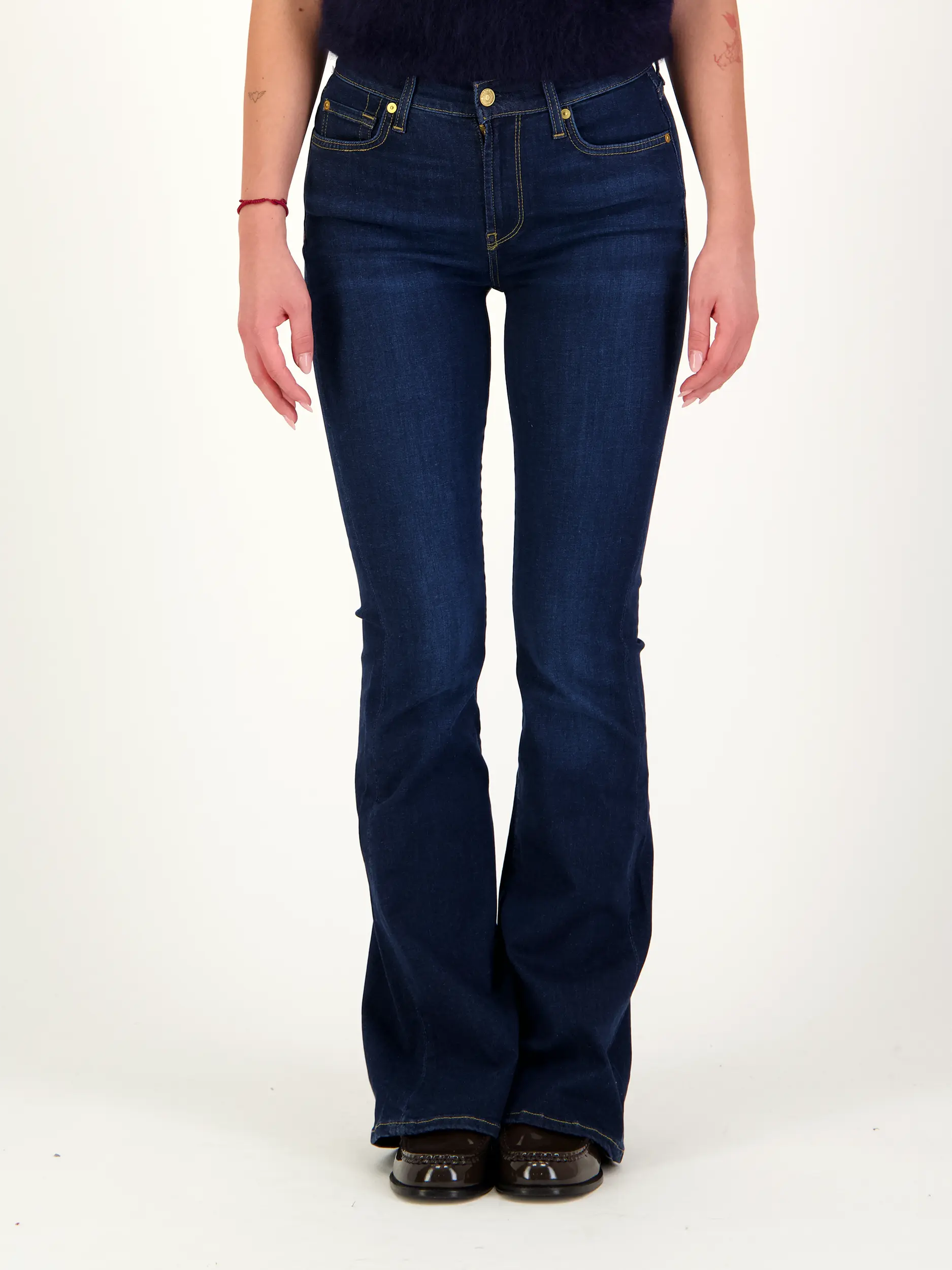 High Rise Bootcut Jeans 'Ali' - Artikel Vorderseite getragen von einem Modell - Farbe: Blau
