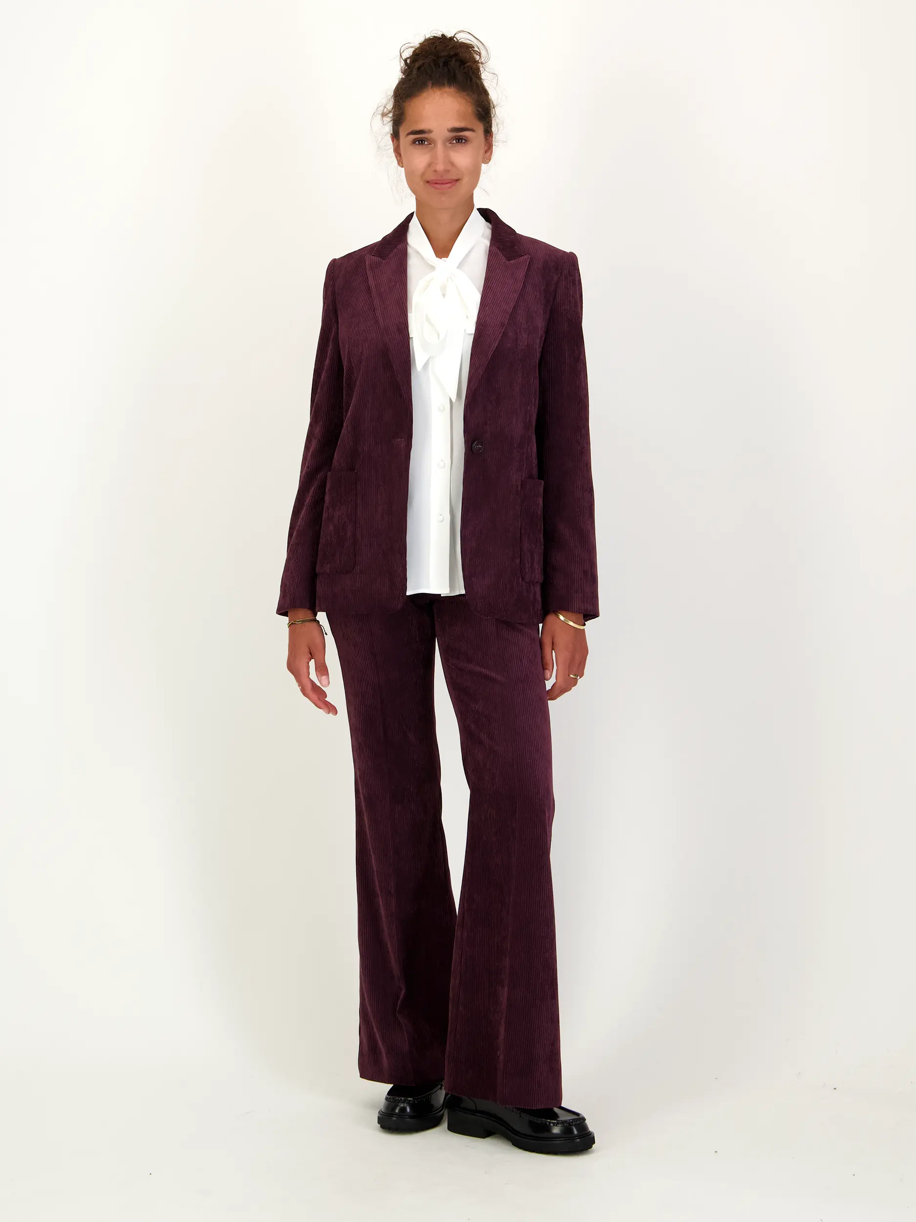 Schluppenbluse aus Seiden-Mix langarm - Artikel Teil eines Outfits getragen von einem Modell - Farbe: Creme