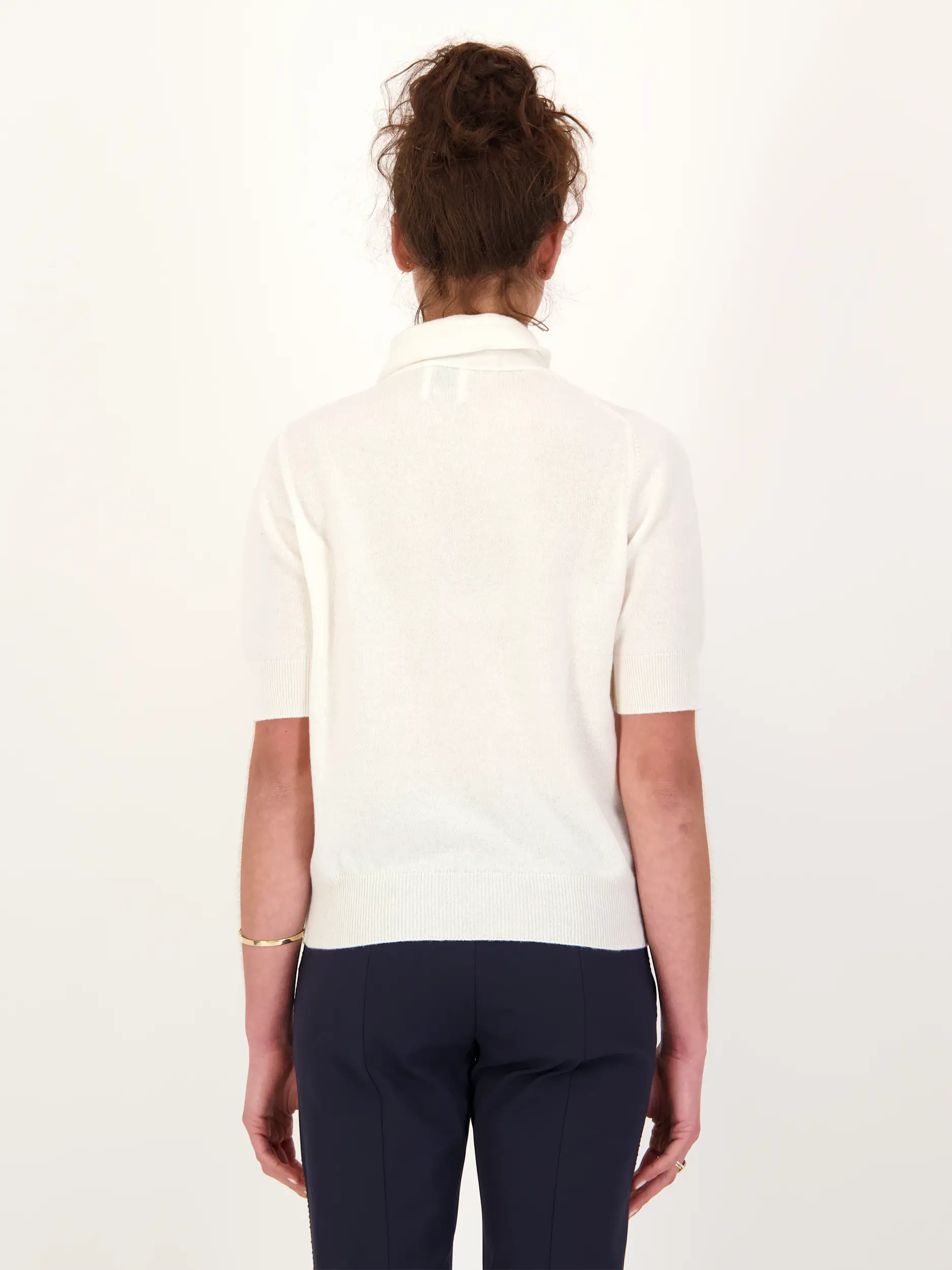 Pullover aus Wolle mit Schleife kurzarm - Artikel Rückseite getragen von einem Modell - Farbe: Creme